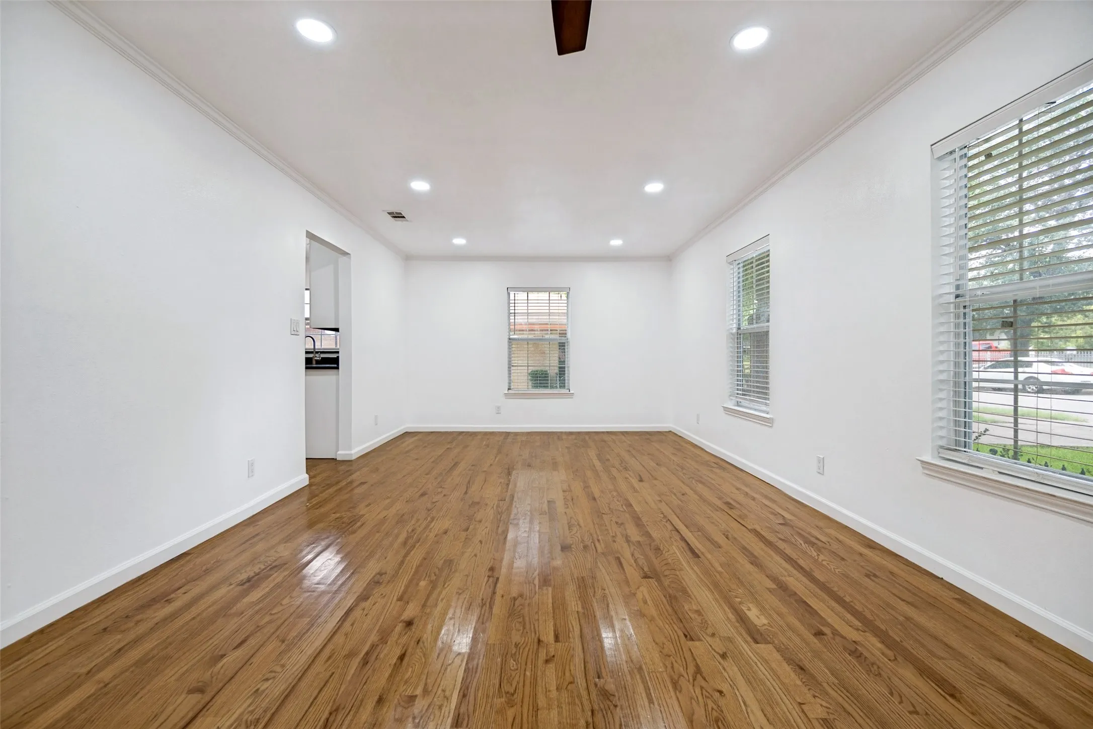 Single Family Residence For Sale in Dallas County , 1823 Michigan Avenue, Dallas, Texas 75216, 3 Bedroom, 2 Bathroom, Garage spaces, 986 Sqft, built in 1954, mls#21328042, Real Estate Agent in Dallas, Homes For Sale in Dallas county, Homes For Sale in Dallas, Realtor in Dallas Texas, Real Estate Brokerage Independent Realty Texas, Luminita Cordes Realtor