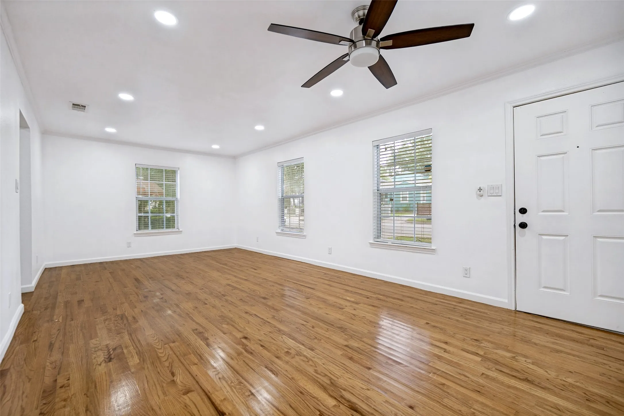 Single Family Residence For Sale in Dallas County , 1823 Michigan Avenue, Dallas, Texas 75216, 3 Bedroom, 2 Bathroom, Garage spaces, 986 Sqft, built in 1954, mls#21328042, Real Estate Agent in Dallas, Homes For Sale in Dallas county, Homes For Sale in Dallas, Realtor in Dallas Texas, Real Estate Brokerage Independent Realty Texas, Luminita Cordes Realtor