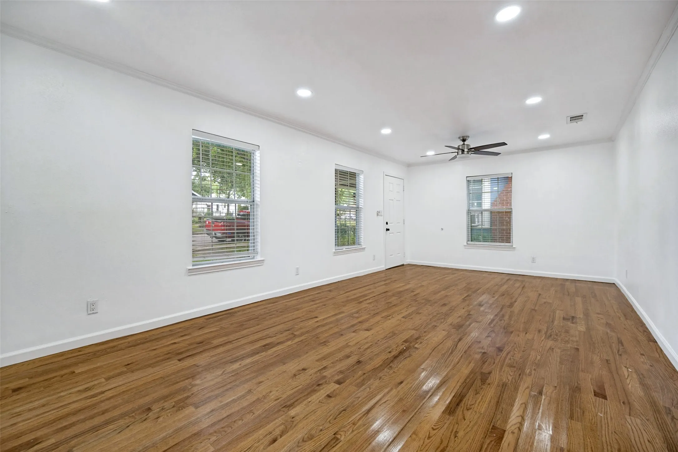 Single Family Residence For Sale in Dallas County , 1823 Michigan Avenue, Dallas, Texas 75216, 3 Bedroom, 2 Bathroom, Garage spaces, 986 Sqft, built in 1954, mls#21328042, Real Estate Agent in Dallas, Homes For Sale in Dallas county, Homes For Sale in Dallas, Realtor in Dallas Texas, Real Estate Brokerage Independent Realty Texas, Luminita Cordes Realtor