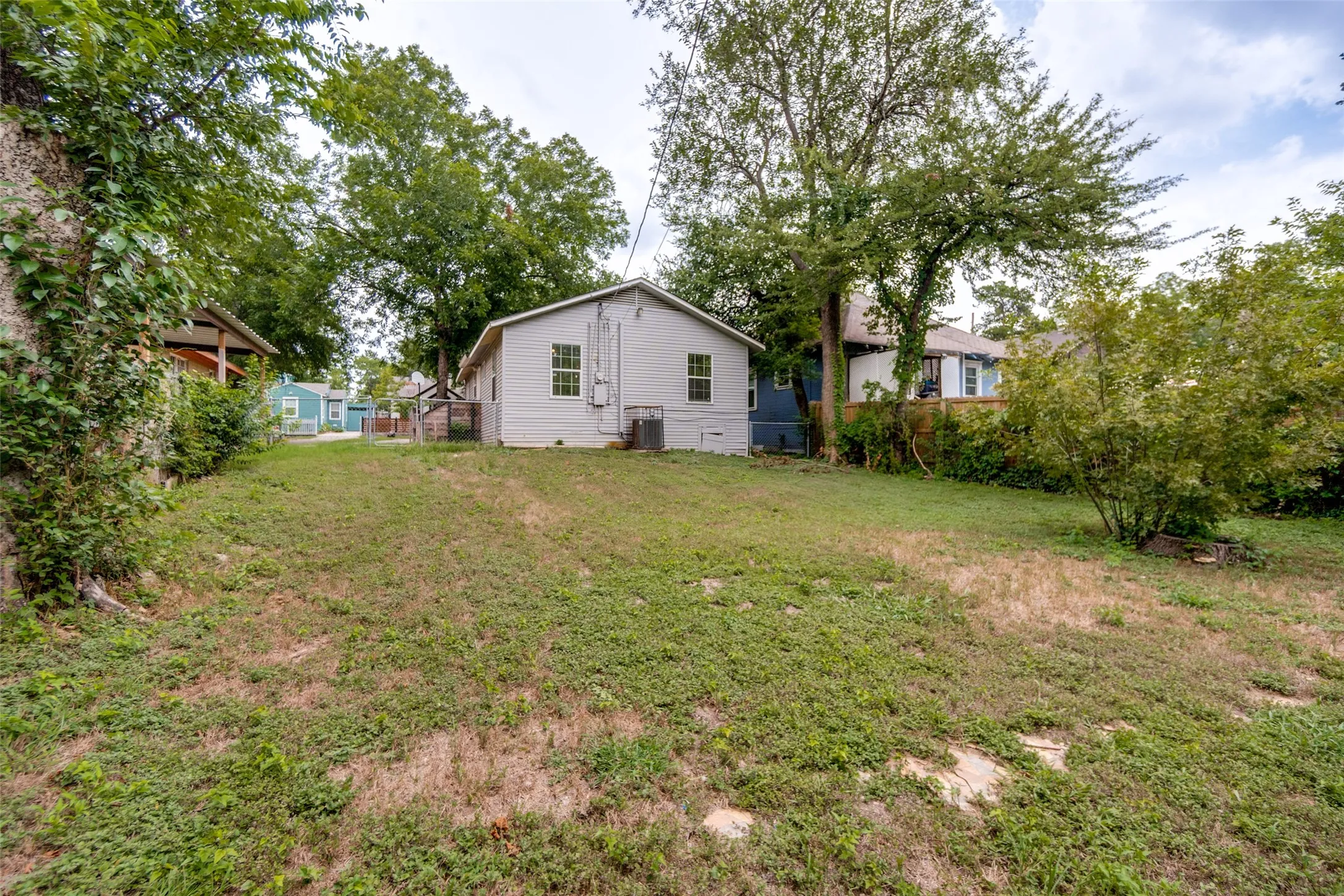 Single Family Residence For Sale in Dallas County , 1823 Michigan Avenue, Dallas, Texas 75216, 3 Bedroom, 2 Bathroom, Garage spaces, 986 Sqft, built in 1954, mls#21328042, Real Estate Agent in Dallas, Homes For Sale in Dallas county, Homes For Sale in Dallas, Realtor in Dallas Texas, Real Estate Brokerage Independent Realty Texas, Luminita Cordes Realtor