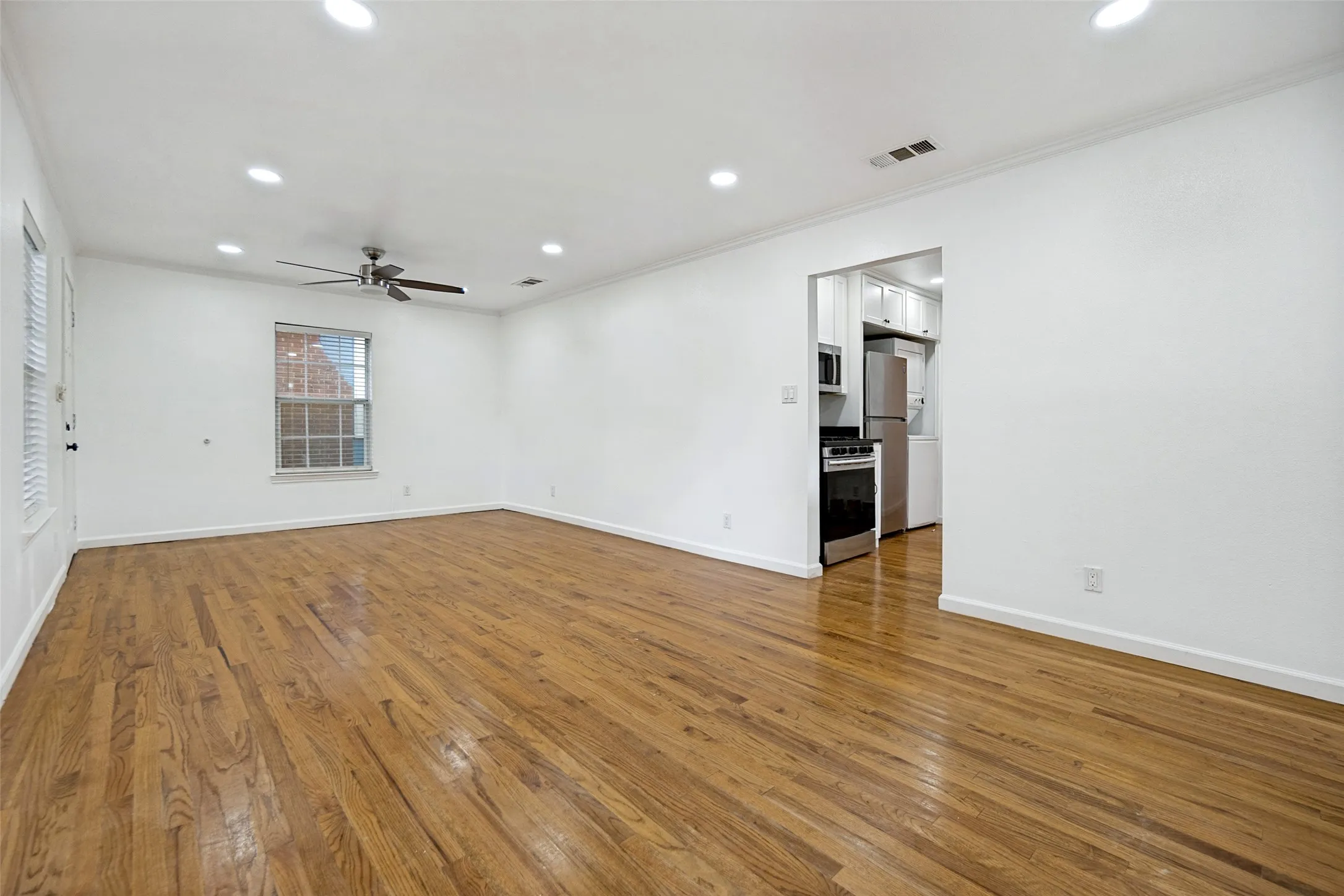 Single Family Residence For Sale in Dallas County , 1823 Michigan Avenue, Dallas, Texas 75216, 3 Bedroom, 2 Bathroom, Garage spaces, 986 Sqft, built in 1954, mls#21328042, Real Estate Agent in Dallas, Homes For Sale in Dallas county, Homes For Sale in Dallas, Realtor in Dallas Texas, Real Estate Brokerage Independent Realty Texas, Luminita Cordes Realtor