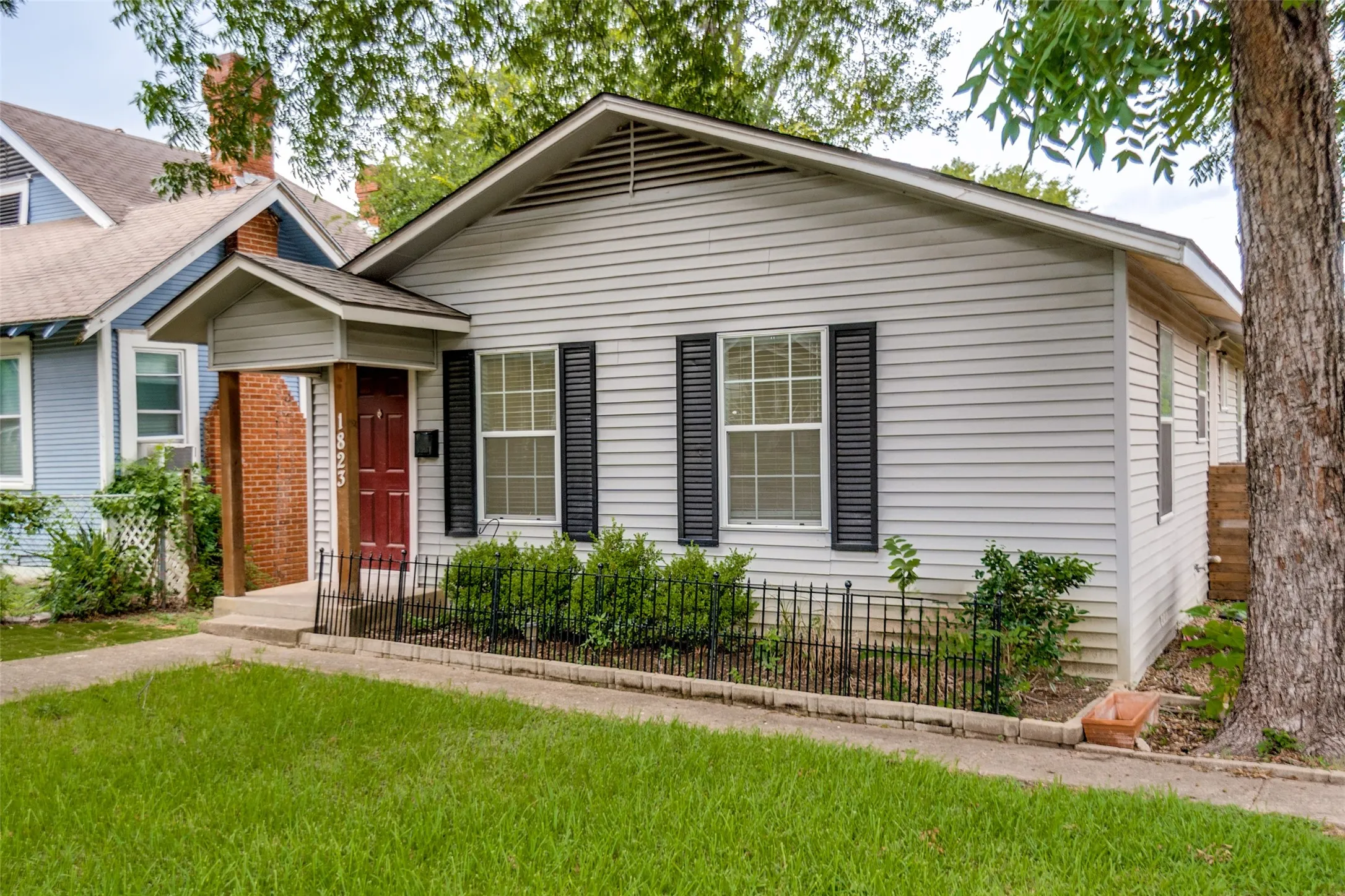Single Family Residence For Sale in Dallas County , 1823 Michigan Avenue, Dallas, Texas 75216, 3 Bedroom, 2 Bathroom, Garage spaces, 986 Sqft, built in 1954, mls#21328042, Real Estate Agent in Dallas, Homes For Sale in Dallas county, Homes For Sale in Dallas, Realtor in Dallas Texas, Real Estate Brokerage Independent Realty Texas, Luminita Cordes Realtor