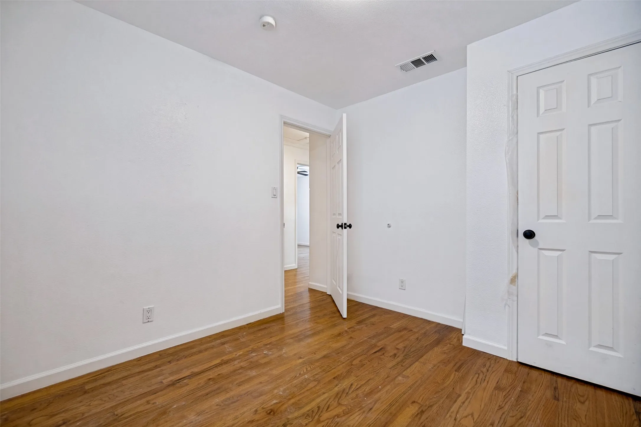 Single Family Residence For Sale in Dallas County , 1823 Michigan Avenue, Dallas, Texas 75216, 3 Bedroom, 2 Bathroom, Garage spaces, 986 Sqft, built in 1954, mls#21328042, Real Estate Agent in Dallas, Homes For Sale in Dallas county, Homes For Sale in Dallas, Realtor in Dallas Texas, Real Estate Brokerage Independent Realty Texas, Luminita Cordes Realtor