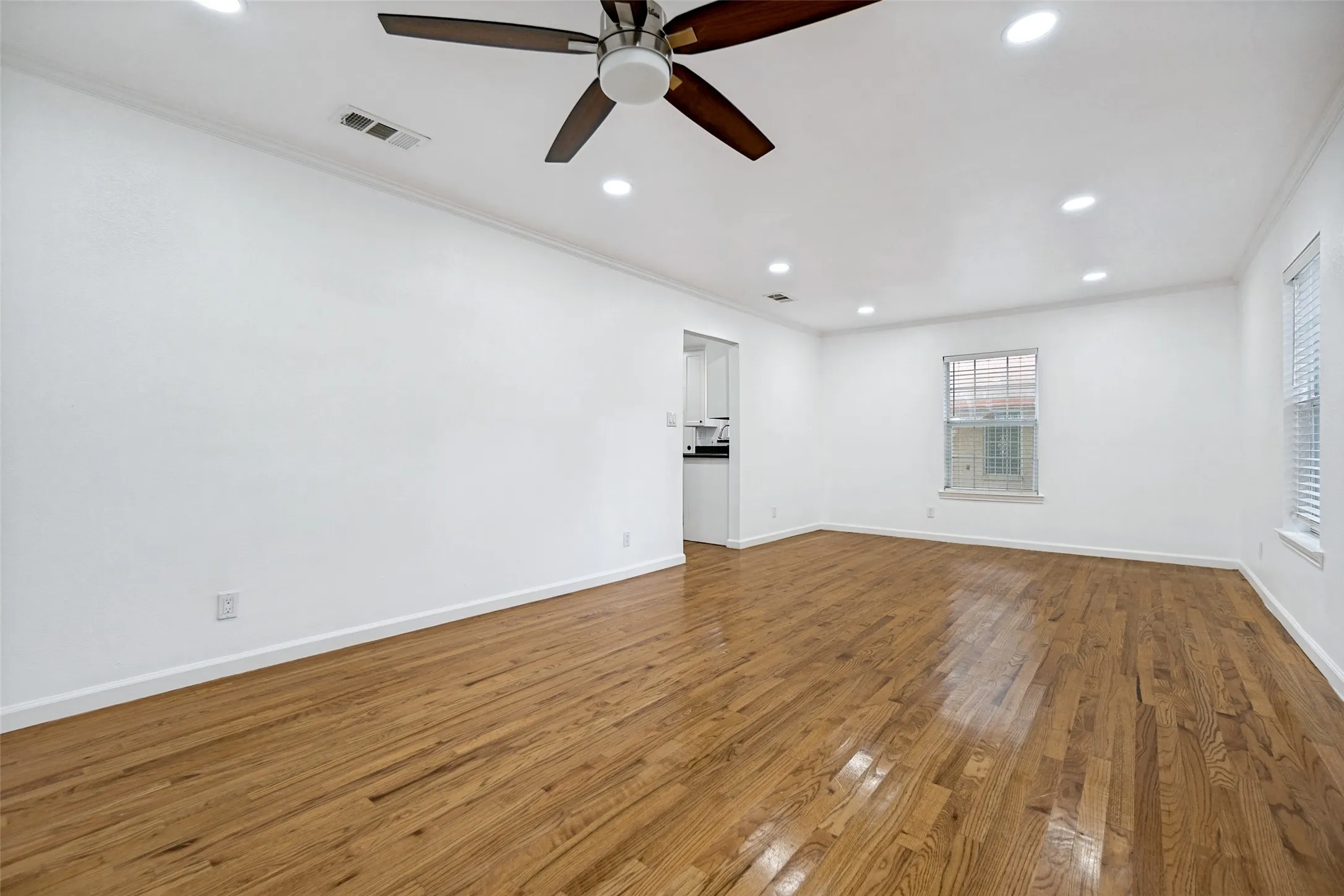 Single Family Residence For Sale in Dallas County , 1823 Michigan Avenue, Dallas, Texas 75216, 3 Bedroom, 2 Bathroom, Garage spaces, 986 Sqft, built in 1954, mls#21328042, Real Estate Agent in Dallas, Homes For Sale in Dallas county, Homes For Sale in Dallas, Realtor in Dallas Texas, Real Estate Brokerage Independent Realty Texas, Luminita Cordes Realtor