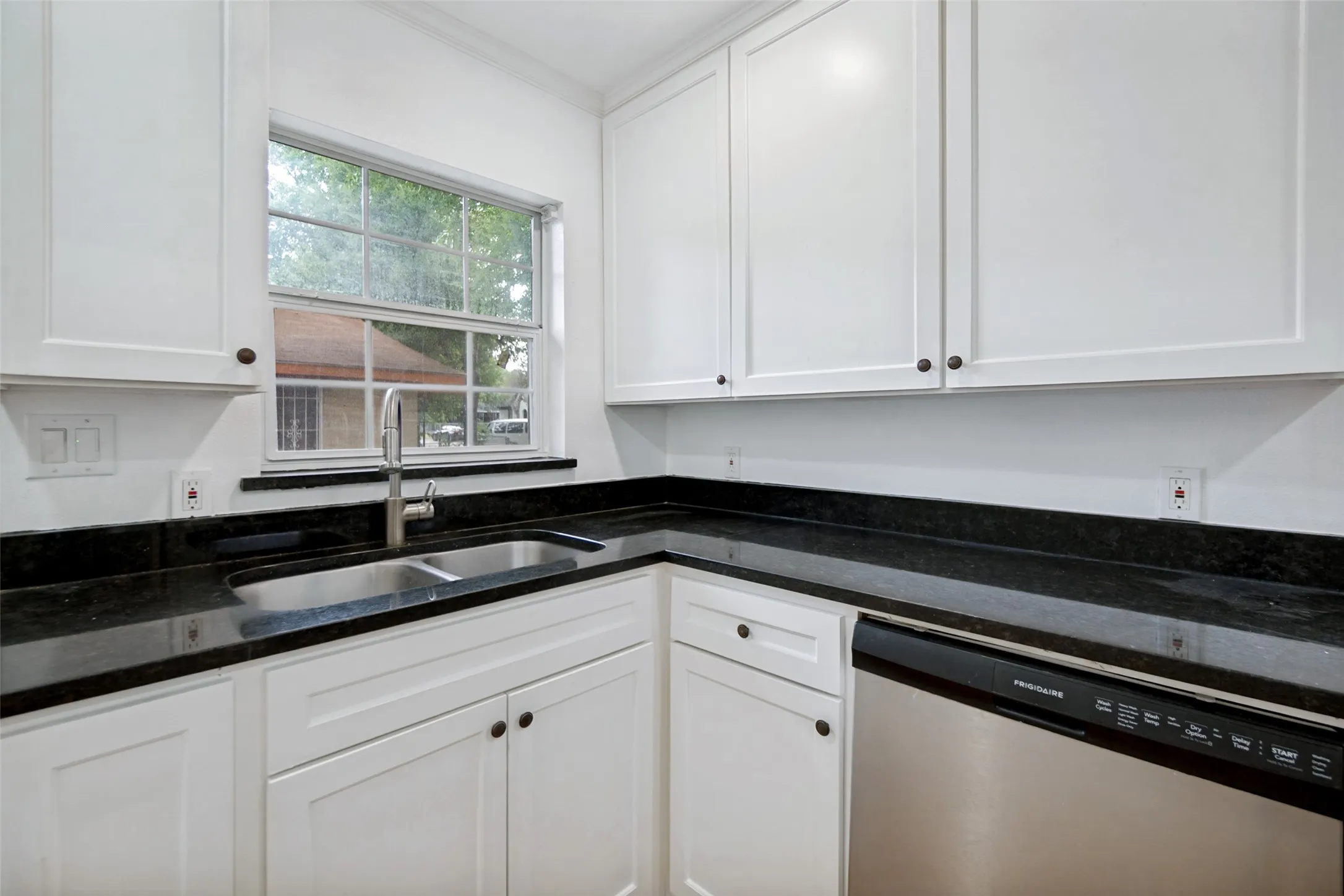Single Family Residence For Sale in Dallas County , 1823 Michigan Avenue, Dallas, Texas 75216, 3 Bedroom, 2 Bathroom, Garage spaces, 986 Sqft, built in 1954, mls#21328042, Real Estate Agent in Dallas, Homes For Sale in Dallas county, Homes For Sale in Dallas, Realtor in Dallas Texas, Real Estate Brokerage Independent Realty Texas, Luminita Cordes Realtor