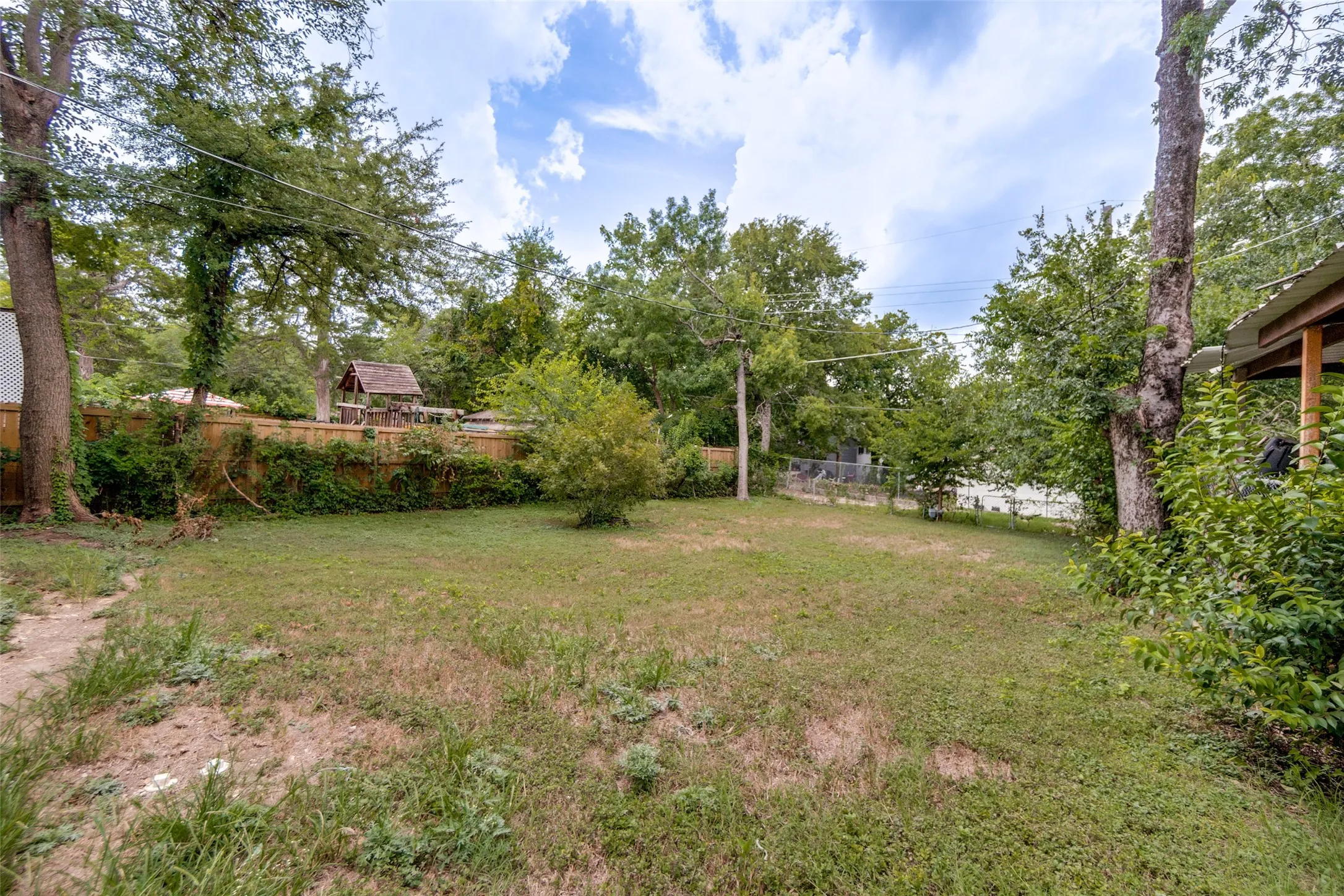 Single Family Residence For Sale in Dallas County , 1823 Michigan Avenue, Dallas, Texas 75216, 3 Bedroom, 2 Bathroom, Garage spaces, 986 Sqft, built in 1954, mls#21328042, Real Estate Agent in Dallas, Homes For Sale in Dallas county, Homes For Sale in Dallas, Realtor in Dallas Texas, Real Estate Brokerage Independent Realty Texas, Luminita Cordes Realtor