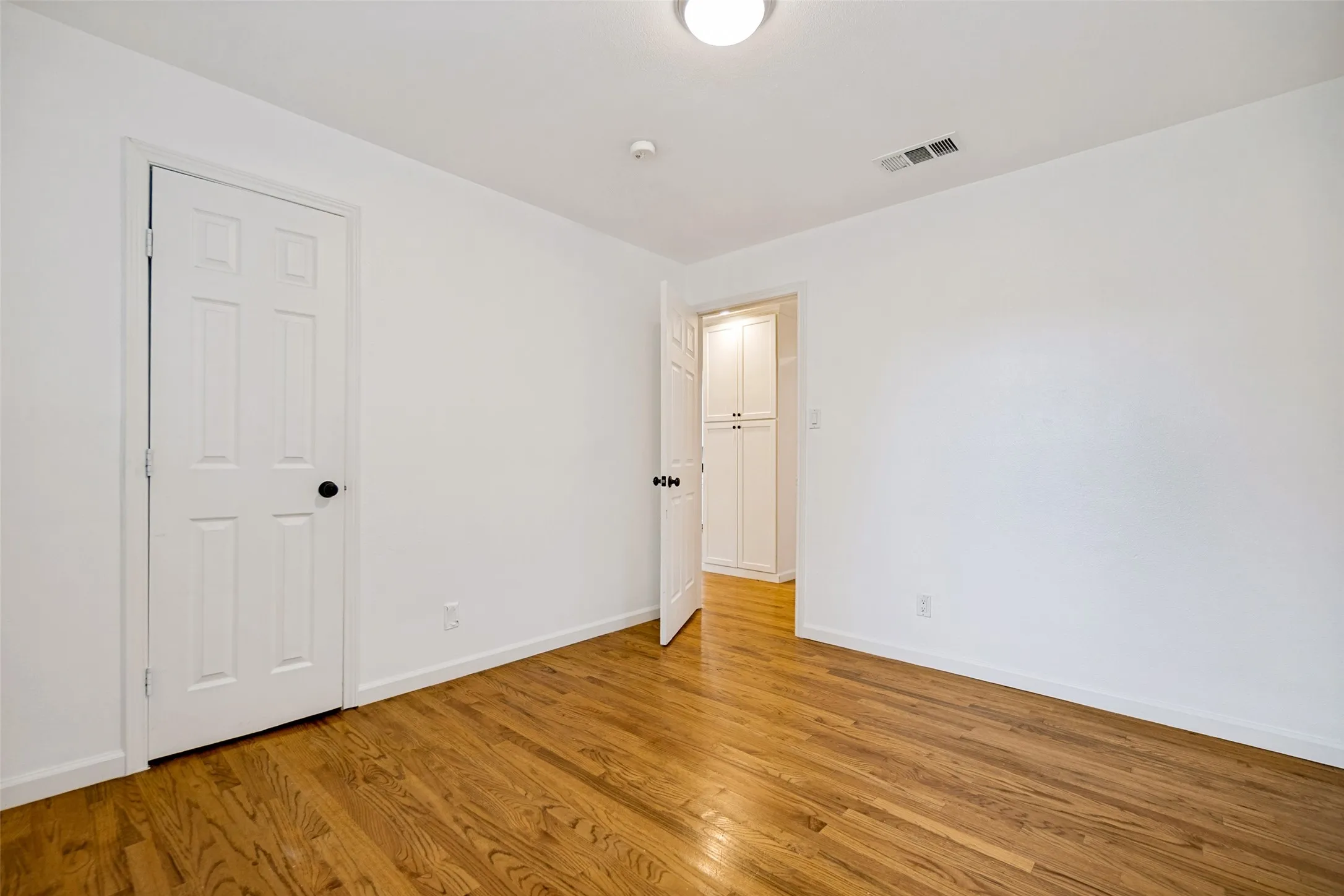 Single Family Residence For Sale in Dallas County , 1823 Michigan Avenue, Dallas, Texas 75216, 3 Bedroom, 2 Bathroom, Garage spaces, 986 Sqft, built in 1954, mls#21328042, Real Estate Agent in Dallas, Homes For Sale in Dallas county, Homes For Sale in Dallas, Realtor in Dallas Texas, Real Estate Brokerage Independent Realty Texas, Luminita Cordes Realtor