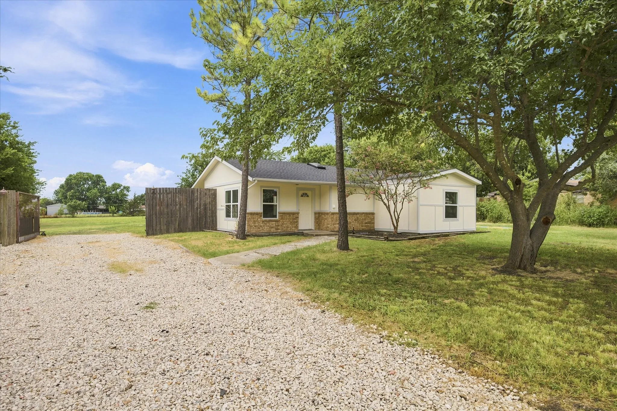 Single Family Residence For Sale in Rockwall County , 1058 Blackland Drive, Royse City, Texas 75189, 2 Bedroom, 2 Bathroom, Garage spaces, 1,236 Sqft, built in 1983, mls#21322600, Real Estate Agent in Royse City, Homes For Sale in Rockwall county, Homes For Sale in Royse City, Realtor in Royse City Texas, Real Estate Brokerage Independent Realty Texas, Luminita Cordes Realtor