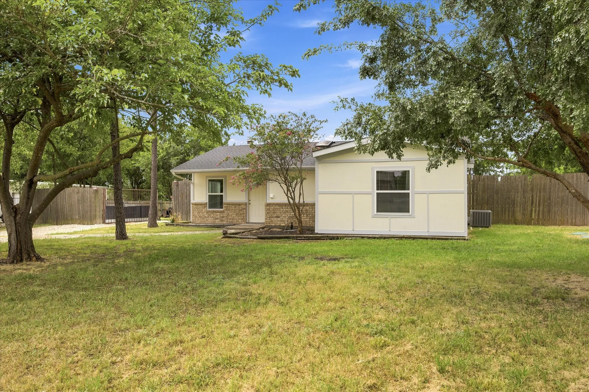 Single Family Residence For Sale in Rockwall County , 1058 Blackland Drive, Royse City, Texas 75189, 2 Bedroom, 2 Bathroom, Garage spaces, 1,236 Sqft, built in 1983, mls#21322600, Real Estate Agent in Royse City, Homes For Sale in Rockwall county, Homes For Sale in Royse City, Realtor in Royse City Texas, Real Estate Brokerage Independent Realty Texas, Luminita Cordes Realtor