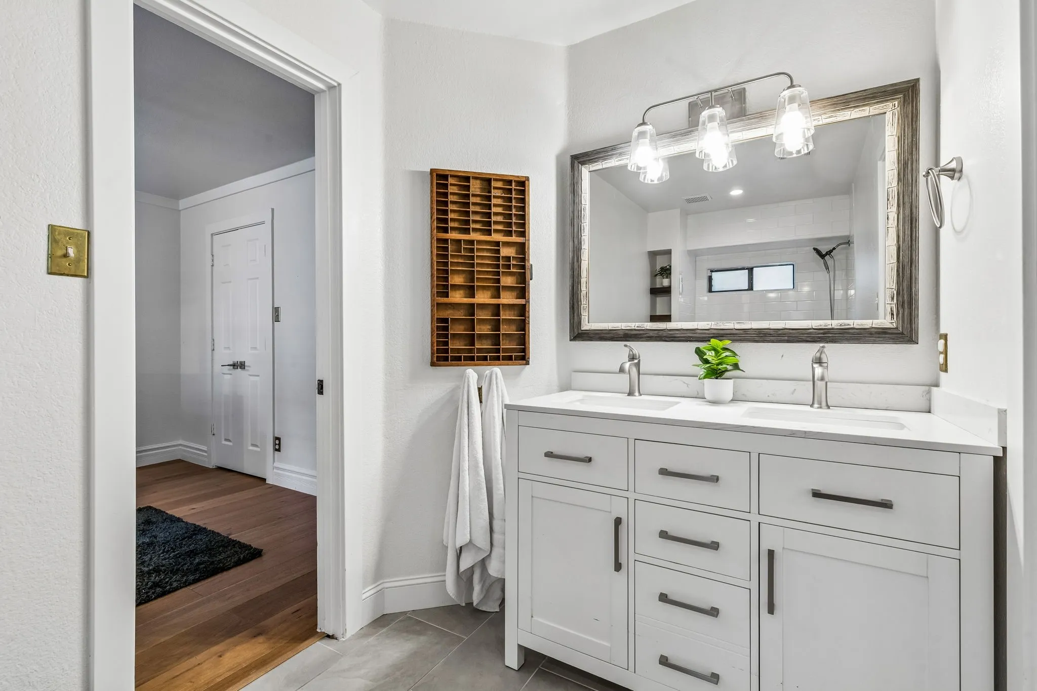 Jack & Jill bath with dual sinks and a shower/bath combo
