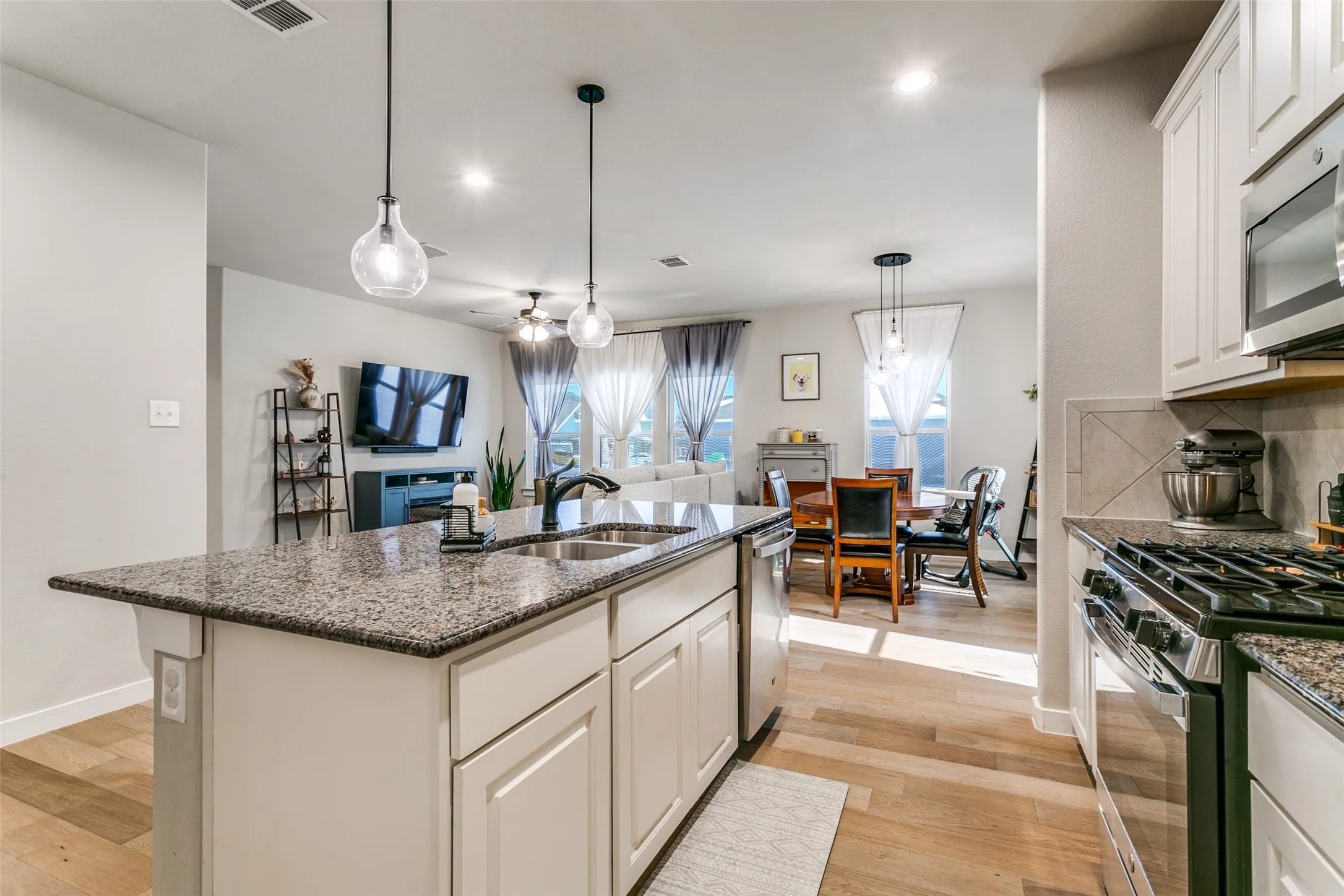 Single Family Residence For Sale in Denton County , 2208 Chebi Lane, Denton, Texas 76209, 3 Bedroom, 2 Bathroom, 2 Garage spaces, 1,400 Sqft, built in 2019, mls#21328004, Real Estate Agent in Denton, Homes For Sale in Denton county, Homes For Sale in Denton, Realtor in Denton Texas, Real Estate Brokerage Independent Realty Texas, Luminita Cordes Realtor