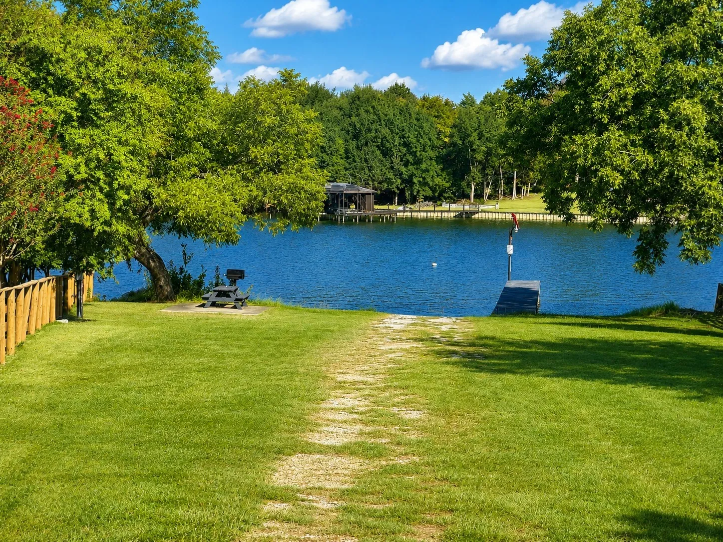 Sweetwater Ranch community boat ramp offers convenient access to Richland-Chambers Lake recreation.