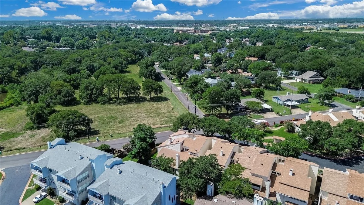 Townhouse For Sale in Denton County , 29 Oakbrook Drive, Lewisville, Texas 75057, 3 Bedroom, 3 Bathroom, 2 Garage spaces, 2,253 Sqft, built in 1985, mls#21328182, Real Estate Agent in Lewisville, Homes For Sale in Denton county, Homes For Sale in Lewisville, Realtor in Lewisville Texas, Real Estate Brokerage Independent Realty Texas, Luminita Cordes Realtor