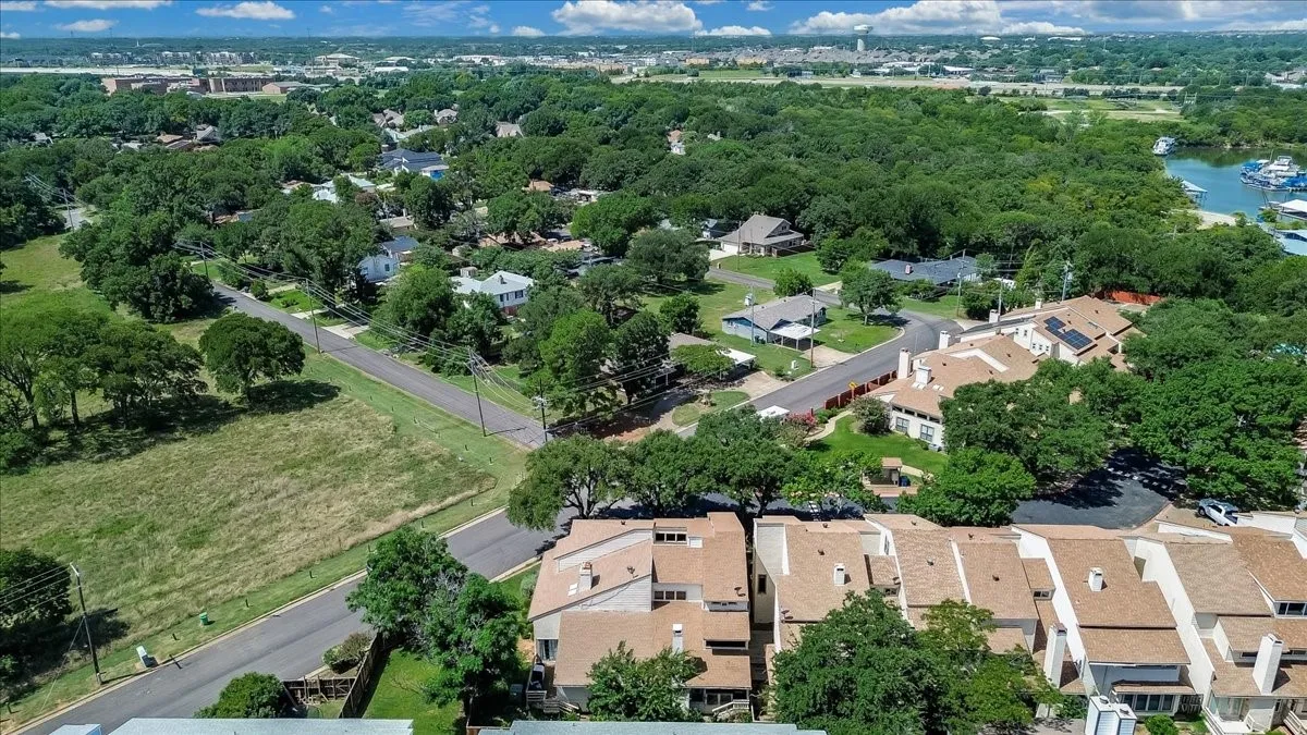 Townhouse For Sale in Denton County , 29 Oakbrook Drive, Lewisville, Texas 75057, 3 Bedroom, 3 Bathroom, 2 Garage spaces, 2,253 Sqft, built in 1985, mls#21328182, Real Estate Agent in Lewisville, Homes For Sale in Denton county, Homes For Sale in Lewisville, Realtor in Lewisville Texas, Real Estate Brokerage Independent Realty Texas, Luminita Cordes Realtor