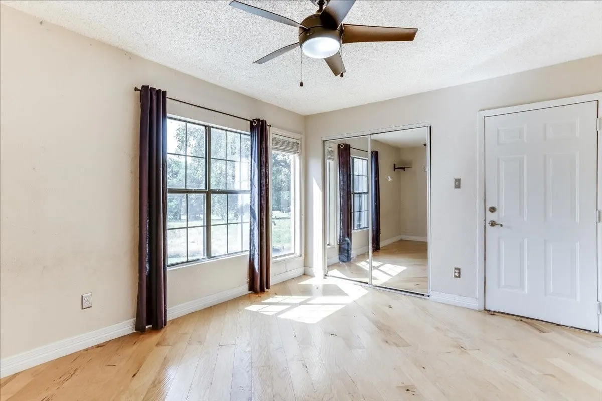 Townhouse For Sale in Denton County , 29 Oakbrook Drive, Lewisville, Texas 75057, 3 Bedroom, 3 Bathroom, 2 Garage spaces, 2,253 Sqft, built in 1985, mls#21328182, Real Estate Agent in Lewisville, Homes For Sale in Denton county, Homes For Sale in Lewisville, Realtor in Lewisville Texas, Real Estate Brokerage Independent Realty Texas, Luminita Cordes Realtor
