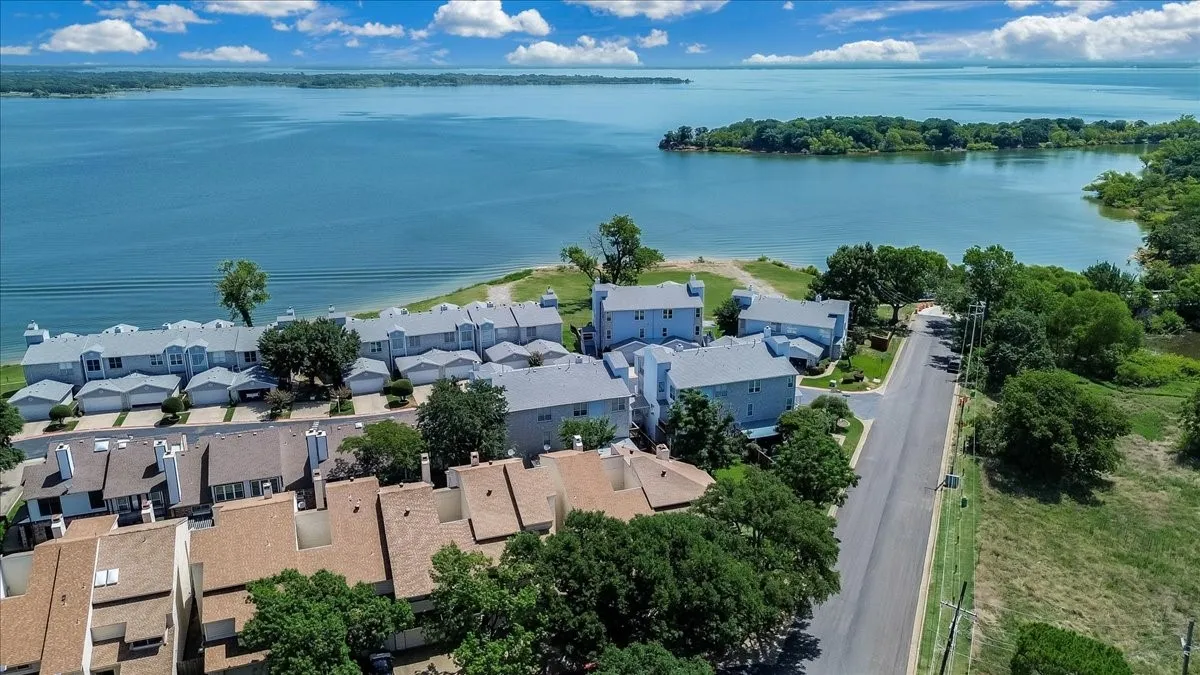 Townhouse For Sale in Denton County , 29 Oakbrook Drive, Lewisville, Texas 75057, 3 Bedroom, 3 Bathroom, 2 Garage spaces, 2,253 Sqft, built in 1985, mls#21328182, Real Estate Agent in Lewisville, Homes For Sale in Denton county, Homes For Sale in Lewisville, Realtor in Lewisville Texas, Real Estate Brokerage Independent Realty Texas, Luminita Cordes Realtor