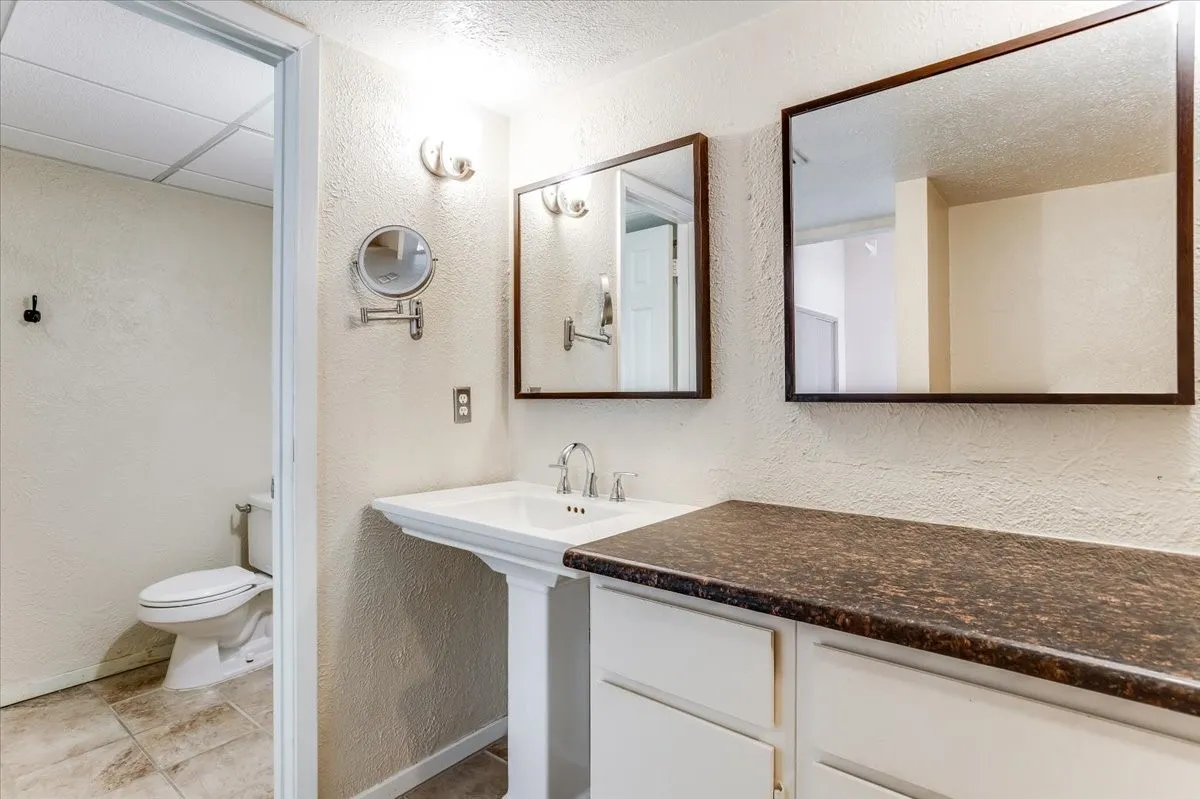 Townhouse For Sale in Denton County , 29 Oakbrook Drive, Lewisville, Texas 75057, 3 Bedroom, 3 Bathroom, 2 Garage spaces, 2,253 Sqft, built in 1985, mls#21328182, Real Estate Agent in Lewisville, Homes For Sale in Denton county, Homes For Sale in Lewisville, Realtor in Lewisville Texas, Real Estate Brokerage Independent Realty Texas, Luminita Cordes Realtor