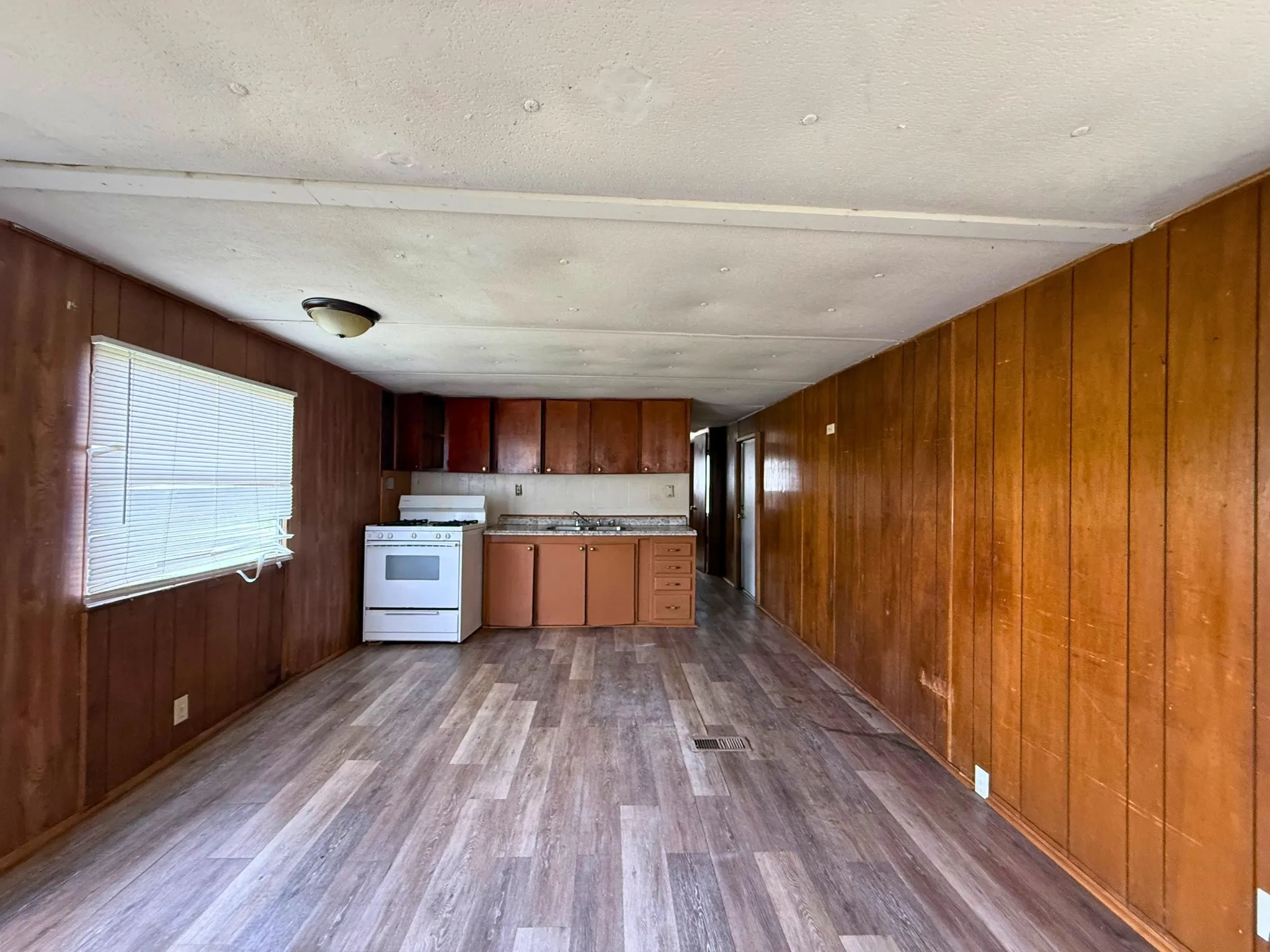 Manufactured Home For Sale in Tarrant County , 1524 Partridge Court, Pelican Bay, Texas 76020, 1 Bedroom, 1 Bathroom, Garage spaces, 600 Sqft, built in 1968, Price $85,000, mls#21324286, Real Estate Agent in Pelican Bay, Homes For Sale in Tarrant county, Homes For Sale in Pelican Bay, Realtor in Pelican Bay Texas, Real Estate Brokerage Independent Realty Texas, Luminita Cordes Realtor