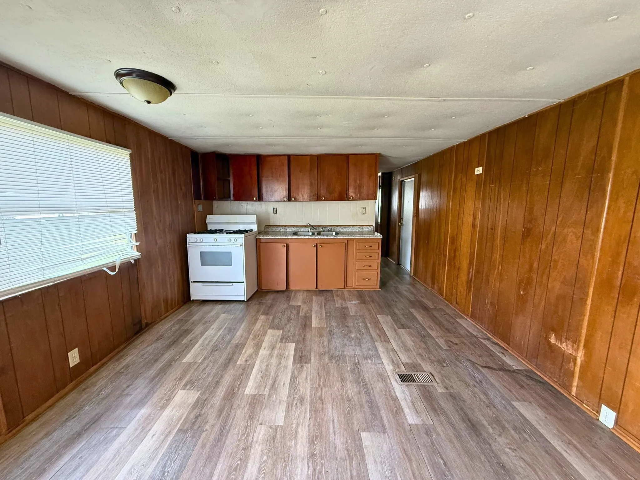 Manufactured Home For Sale in Tarrant County , 1524 Partridge Court, Pelican Bay, Texas 76020, 1 Bedroom, 1 Bathroom, Garage spaces, 600 Sqft, built in 1968, Price $85,000, mls#21324286, Real Estate Agent in Pelican Bay, Homes For Sale in Tarrant county, Homes For Sale in Pelican Bay, Realtor in Pelican Bay Texas, Real Estate Brokerage Independent Realty Texas, Luminita Cordes Realtor