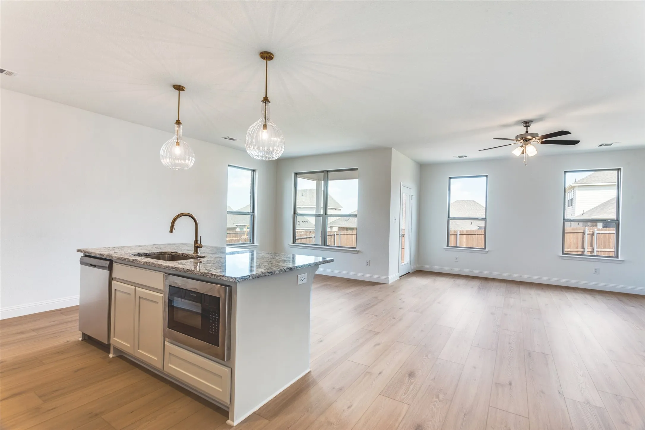 Single Family Residence For Sale in Denton County , 533 Hillcrest Circle, Justin, Texas 76247, 3 Bedroom, 2 Bathroom, 2 Garage spaces, 1,800 Sqft, built in 2025, mls#21328060, Real Estate Agent in Justin, Homes For Sale in Denton county, Homes For Sale in Justin, Realtor in Justin Texas, Real Estate Brokerage Independent Realty Texas, Luminita Cordes Realtor