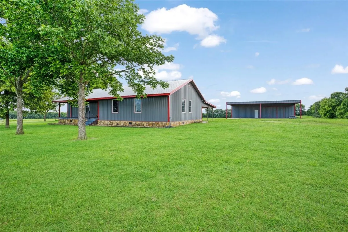 Single Family Residence For Sale in Lamar County , 258 County Road 14665, Paris, Texas 75462, 3 Bedroom, 2 Bathroom, Garage spaces, 1,808 Sqft, built in 1995, mls#21323833, Real Estate Agent in Paris, Homes For Sale in Lamar county, Homes For Sale in Paris, Realtor in Paris Texas, Real Estate Brokerage Independent Realty Texas, Luminita Cordes Realtor