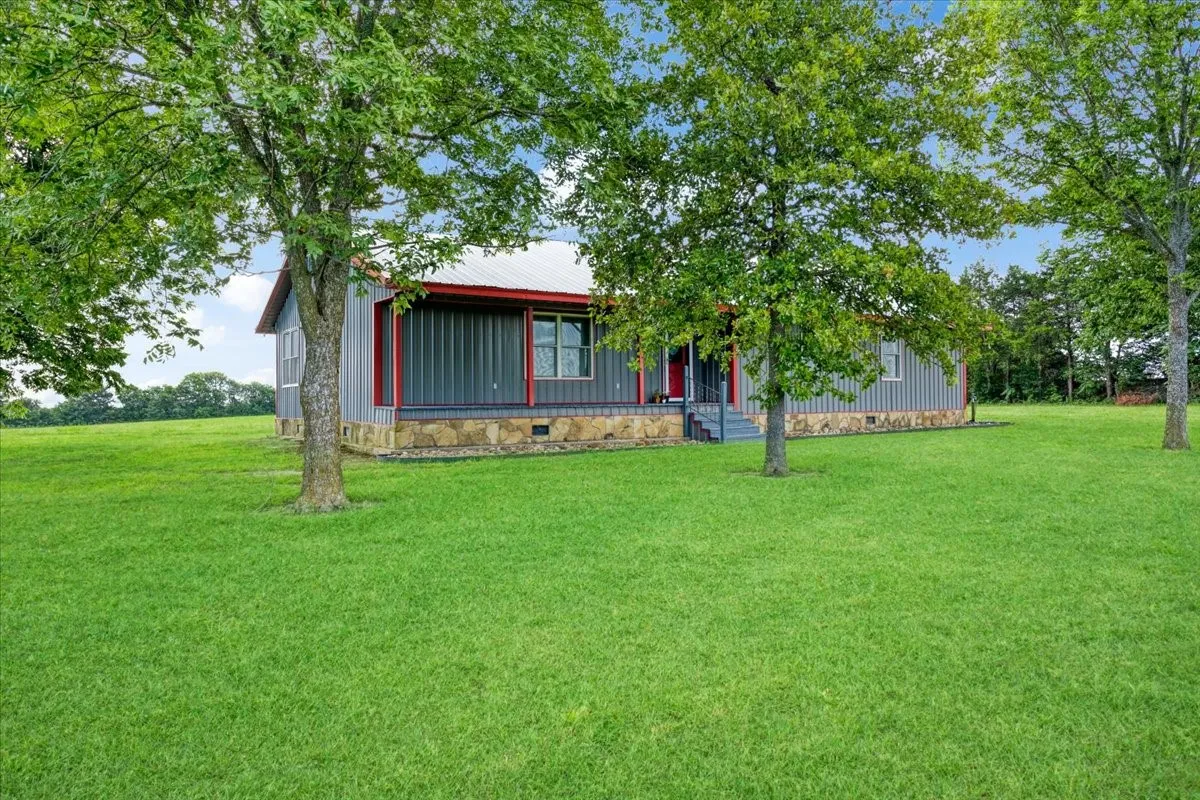 Single Family Residence For Sale in Lamar County , 258 County Road 14665, Paris, Texas 75462, 3 Bedroom, 2 Bathroom, Garage spaces, 1,808 Sqft, built in 1995, mls#21323833, Real Estate Agent in Paris, Homes For Sale in Lamar county, Homes For Sale in Paris, Realtor in Paris Texas, Real Estate Brokerage Independent Realty Texas, Luminita Cordes Realtor