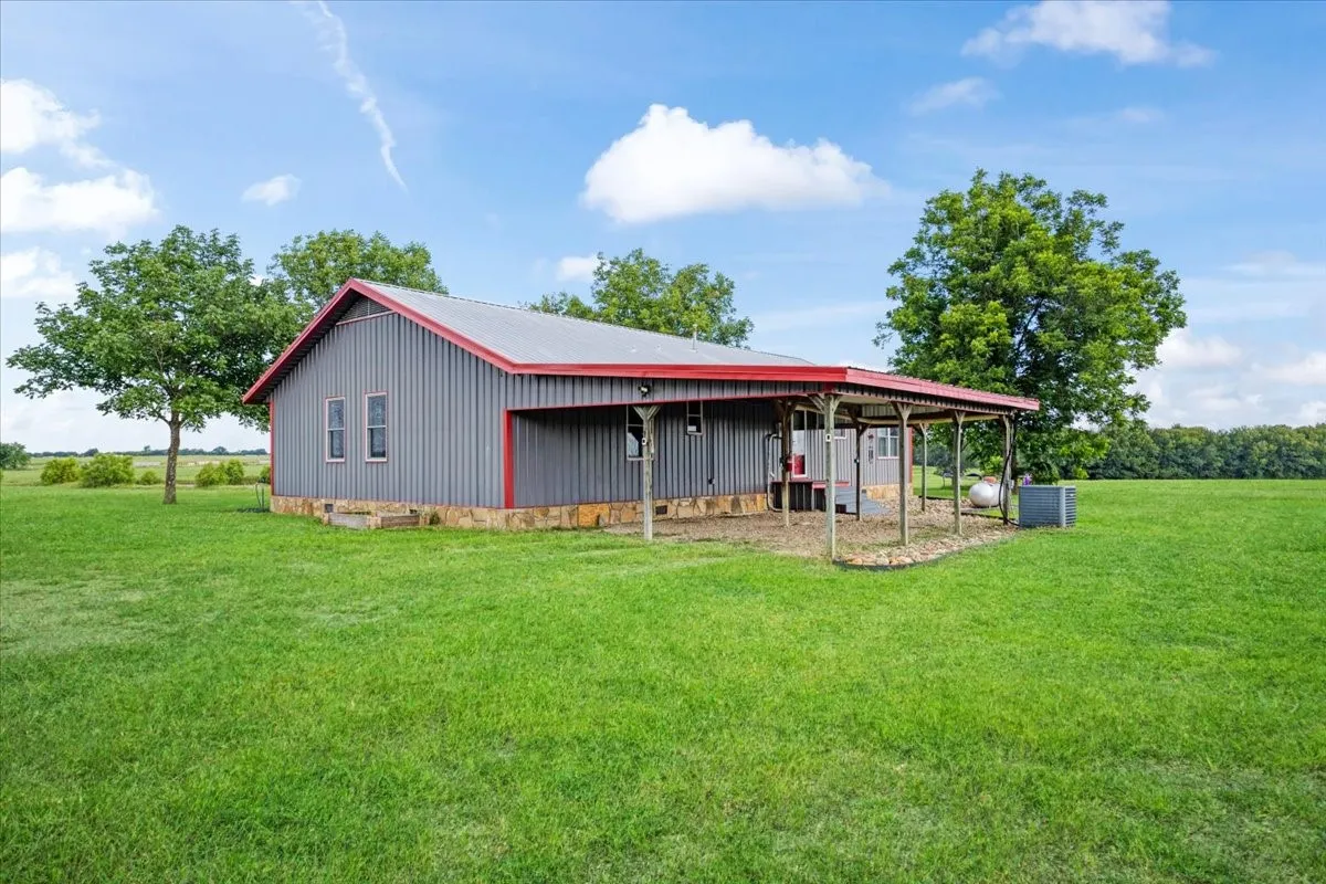 Single Family Residence For Sale in Lamar County , 258 County Road 14665, Paris, Texas 75462, 3 Bedroom, 2 Bathroom, Garage spaces, 1,808 Sqft, built in 1995, mls#21323833, Real Estate Agent in Paris, Homes For Sale in Lamar county, Homes For Sale in Paris, Realtor in Paris Texas, Real Estate Brokerage Independent Realty Texas, Luminita Cordes Realtor