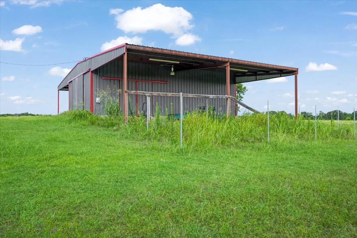 Single Family Residence For Sale in Lamar County , 258 County Road 14665, Paris, Texas 75462, 3 Bedroom, 2 Bathroom, Garage spaces, 1,808 Sqft, built in 1995, mls#21323833, Real Estate Agent in Paris, Homes For Sale in Lamar county, Homes For Sale in Paris, Realtor in Paris Texas, Real Estate Brokerage Independent Realty Texas, Luminita Cordes Realtor