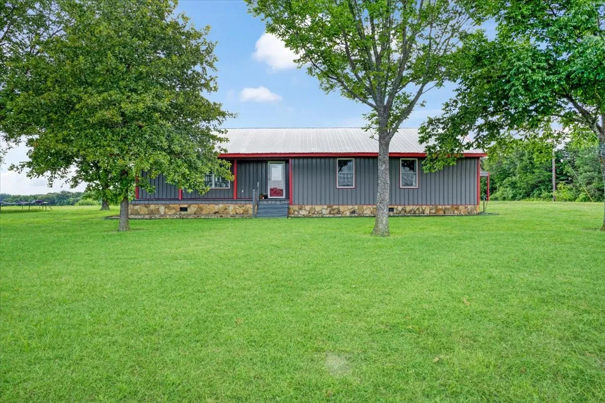 Single Family Residence For Sale in Lamar County , 258 County Road 14665, Paris, Texas 75462, 3 Bedroom, 2 Bathroom, Garage spaces, 1,808 Sqft, built in 1995, mls#21323833, Real Estate Agent in Paris, Homes For Sale in Lamar county, Homes For Sale in Paris, Realtor in Paris Texas, Real Estate Brokerage Independent Realty Texas, Luminita Cordes Realtor