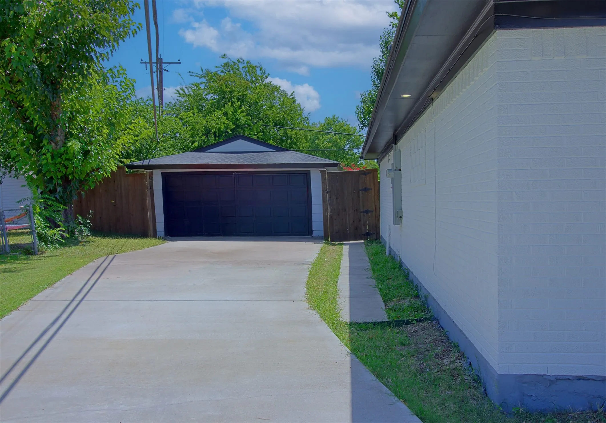 Single Family Residence For Sale in Dallas County , 12220 Eunice Street, Farmers Branch, Texas 75234, 4 Bedroom, 2 Bathroom, 2 Garage spaces, 1,666 Sqft, built in 1958, mls#21327560, Real Estate Agent in Farmers Branch, Homes For Sale in Dallas county, Homes For Sale in Farmers Branch, Realtor in Farmers Branch Texas, Real Estate Brokerage Independent Realty Texas, Luminita Cordes Realtor