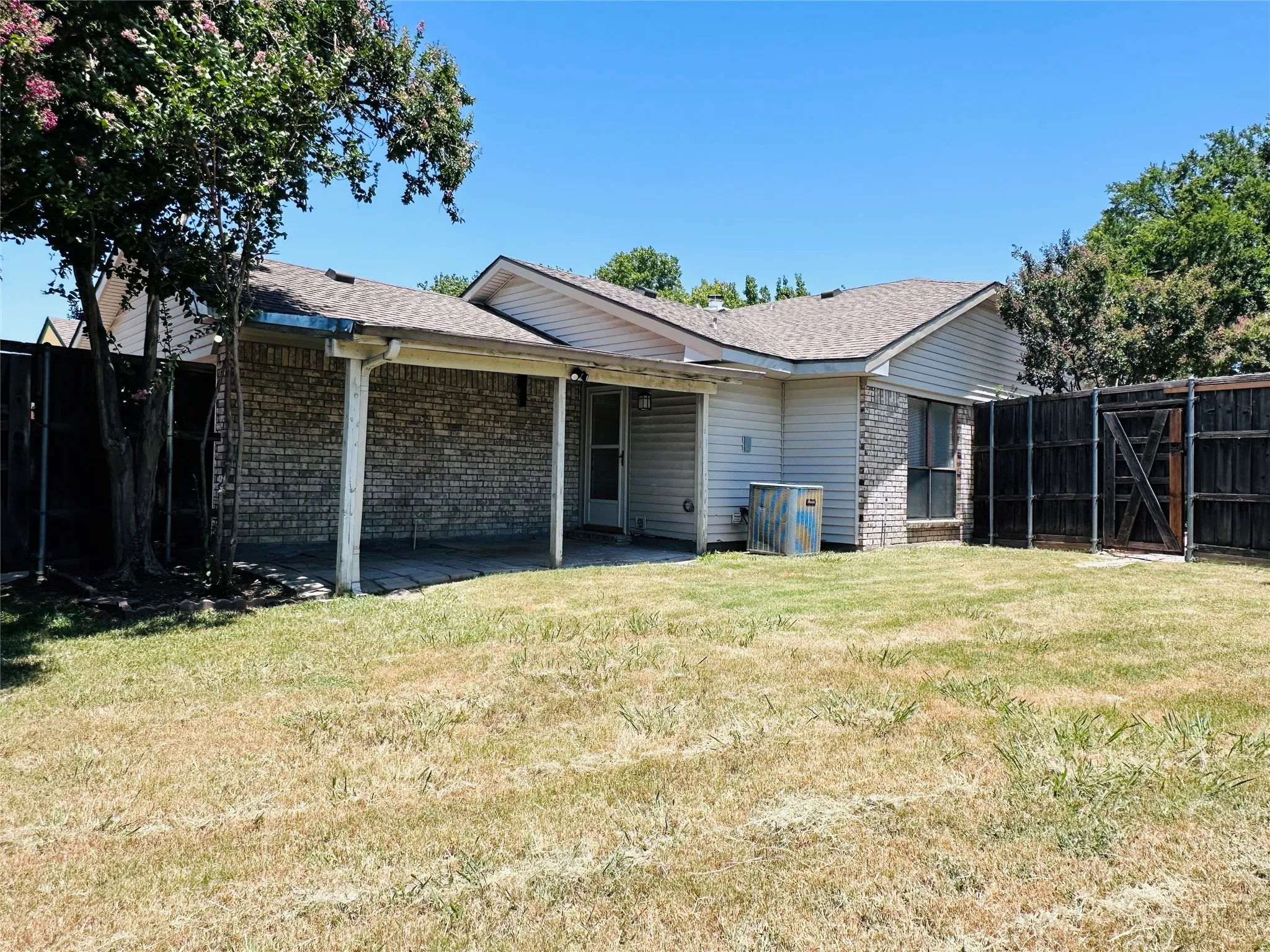 Single Family Residence For Sale in Dallas County , 1501 Wheatfield Court, Mesquite, Texas 75149, 3 Bedroom, 2 Bathroom, 2 Garage spaces, 1,384 Sqft, built in 1984, mls#21327838, Real Estate Agent in Mesquite, Homes For Sale in Dallas county, Homes For Sale in Mesquite, Realtor in Mesquite Texas, Real Estate Brokerage Independent Realty Texas, Luminita Cordes Realtor