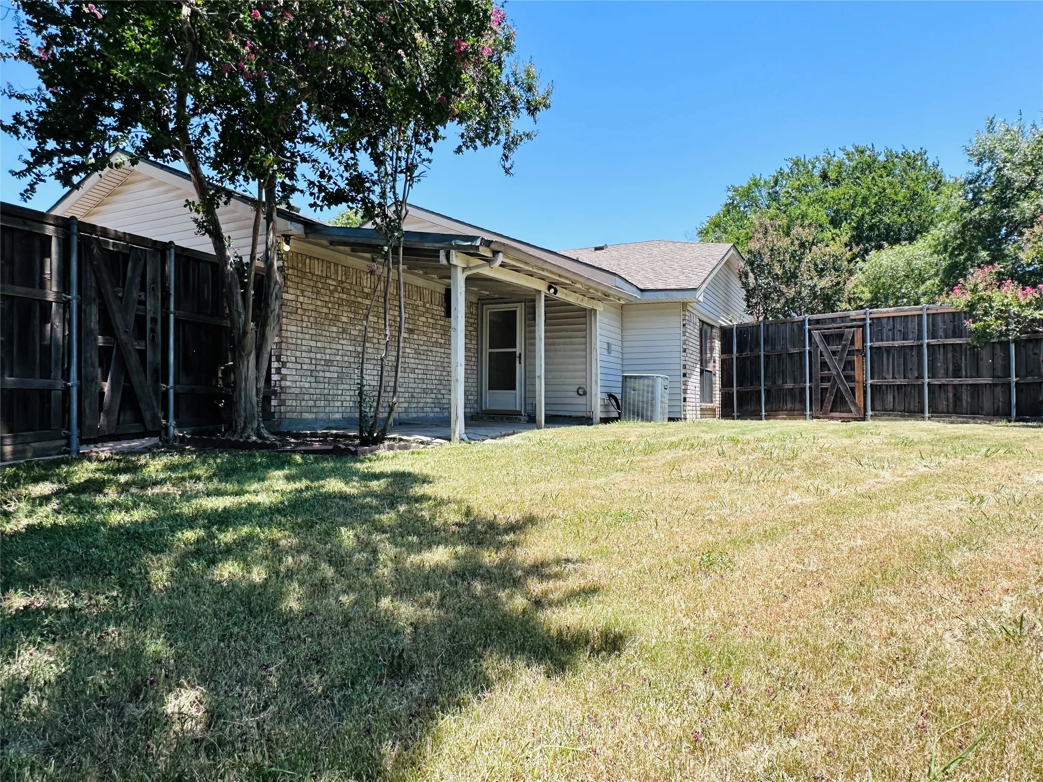 Single Family Residence For Sale in Dallas County , 1501 Wheatfield Court, Mesquite, Texas 75149, 3 Bedroom, 2 Bathroom, 2 Garage spaces, 1,384 Sqft, built in 1984, mls#21327838, Real Estate Agent in Mesquite, Homes For Sale in Dallas county, Homes For Sale in Mesquite, Realtor in Mesquite Texas, Real Estate Brokerage Independent Realty Texas, Luminita Cordes Realtor