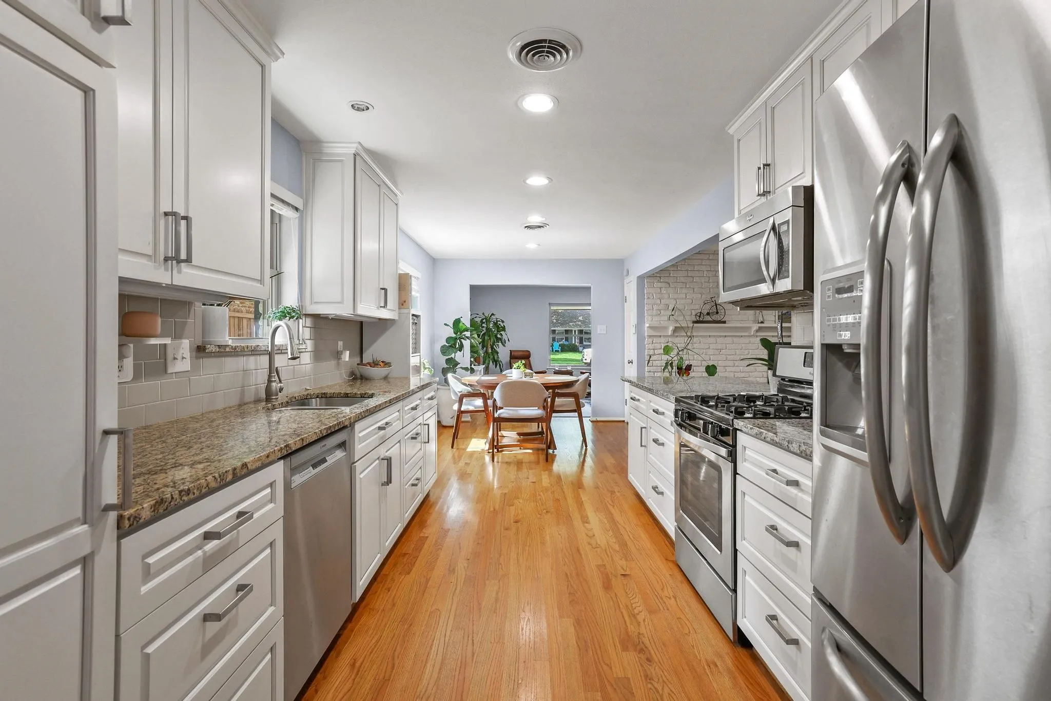 Stainless steel appliances, granite counters, gas range and built-in microwave. Even the refrigerator conveys!