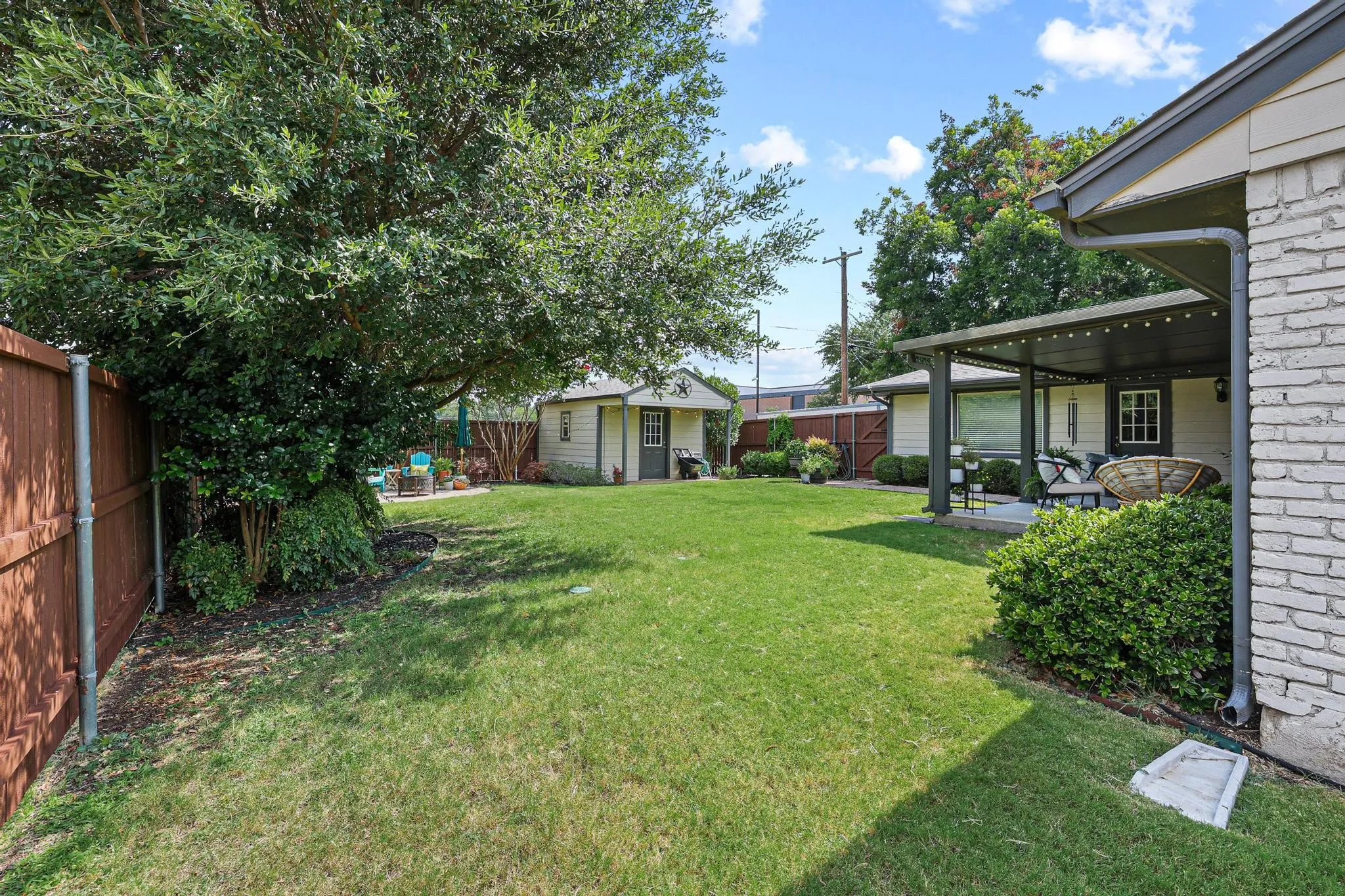 Plenty of grass and a shady live oak