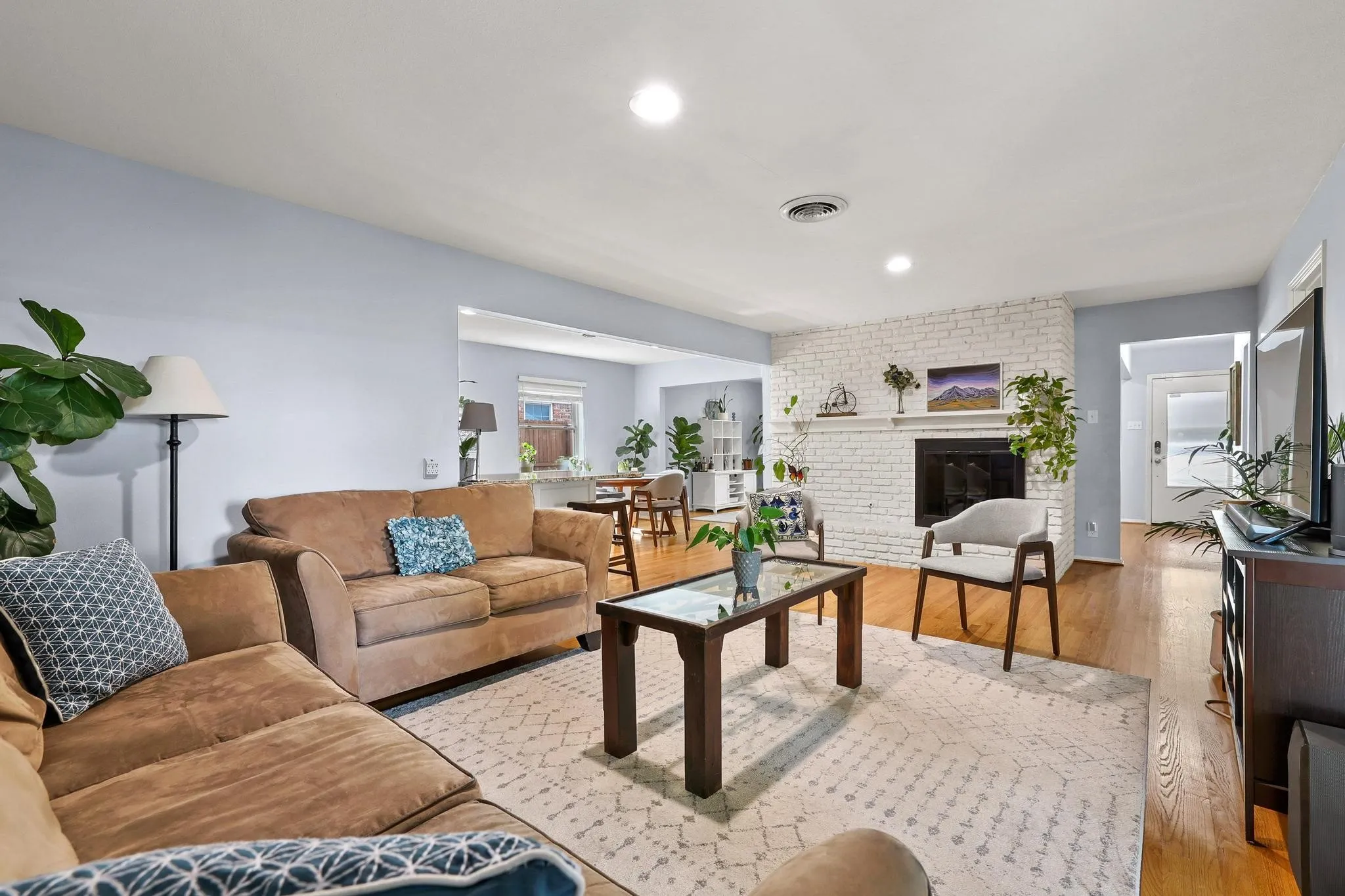 Single Family Residence For Sale in Dallas County , 10432 Chesterton Drive, Dallas, Texas 75238, 4 Bedroom, 3 Bathroom, 2 Garage spaces, 2,025 Sqft, built in 1961, mls#21326011, Real Estate Agent in Dallas, Homes For Sale in Dallas county, Homes For Sale in Dallas, Realtor in Dallas Texas, Real Estate Brokerage Independent Realty Texas, Luminita Cordes Realtor