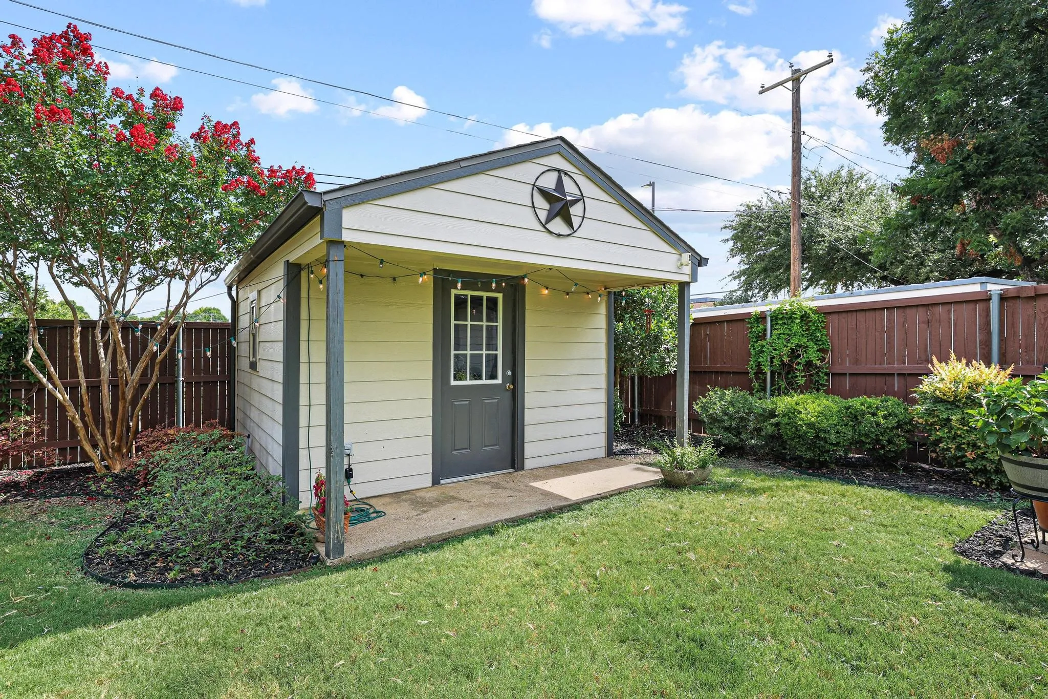 Complete with electricity, use this accessory building as a studio, workshop or shed.