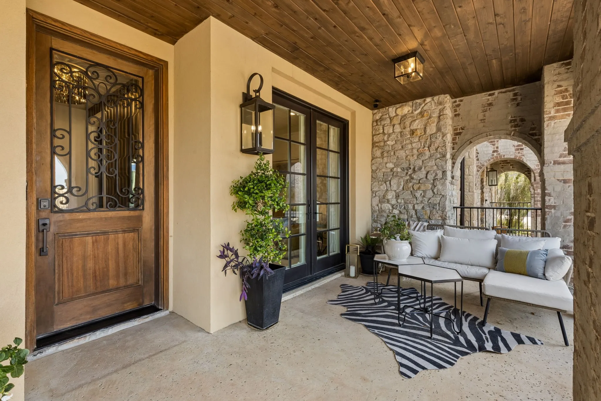 Welcome Home
Walking distance to Lifetime Fitness and walking trails