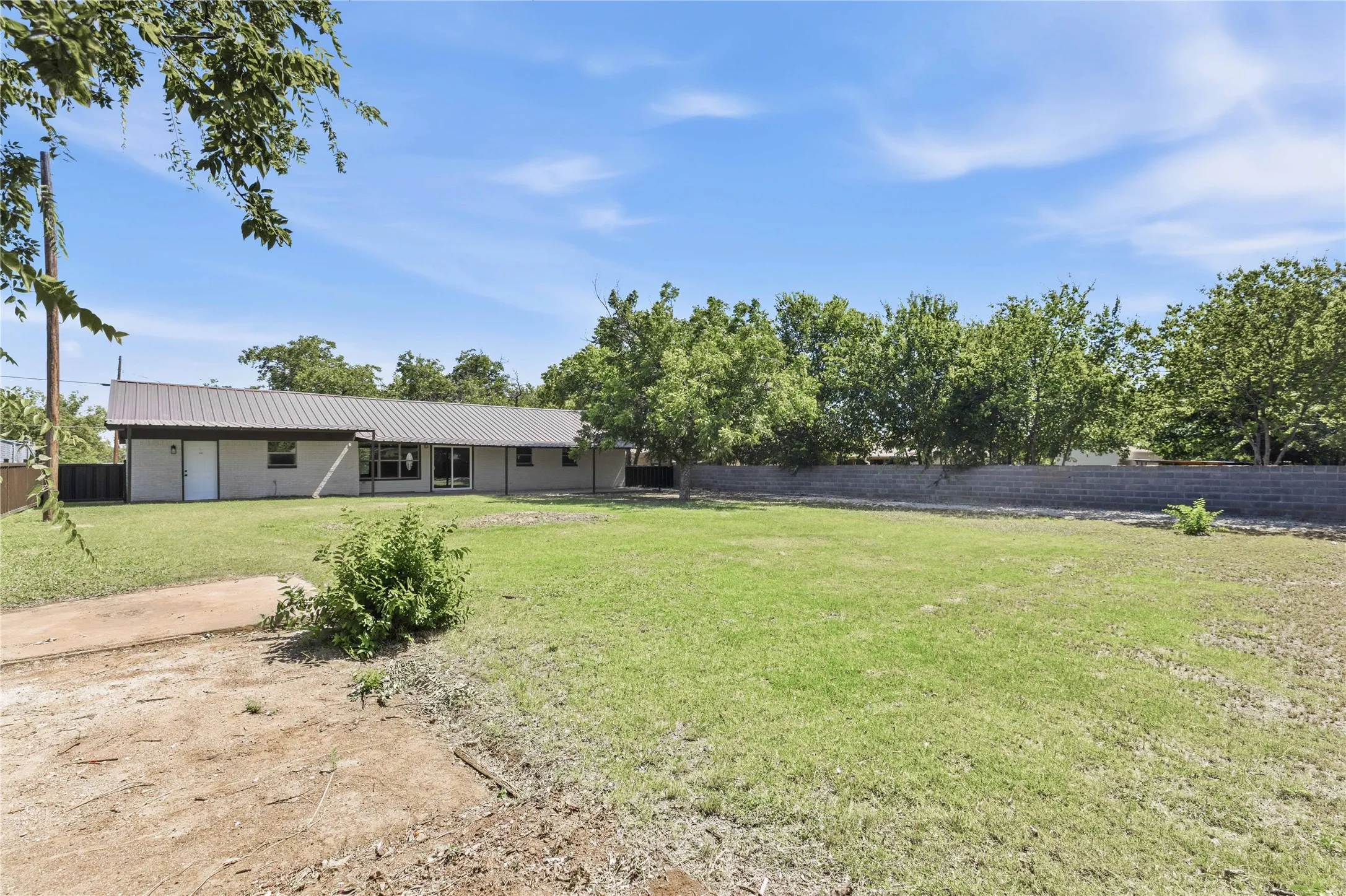 Single Family Residence For Sale in Coleman County , 809 W Liveoak Street, Coleman, Texas 76834, 3 Bedroom, 2 Bathroom, Garage spaces, 2,076 Sqft, built in 0, mls#21328201, Real Estate Agent in Coleman, Homes For Sale in Coleman county, Homes For Sale in Coleman, Realtor in Coleman Texas, Real Estate Brokerage Independent Realty Texas, Luminita Cordes Realtor