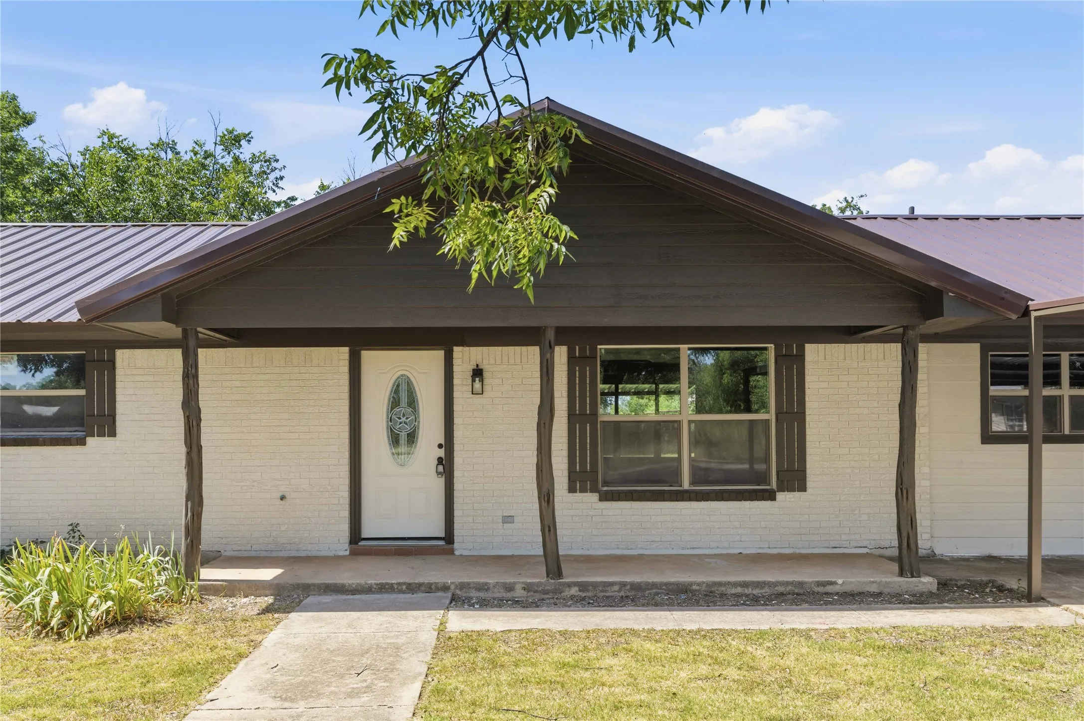Single Family Residence For Sale in Coleman County , 809 W Liveoak Street, Coleman, Texas 76834, 3 Bedroom, 2 Bathroom, Garage spaces, 2,076 Sqft, built in 0, mls#21328201, Real Estate Agent in Coleman, Homes For Sale in Coleman county, Homes For Sale in Coleman, Realtor in Coleman Texas, Real Estate Brokerage Independent Realty Texas, Luminita Cordes Realtor