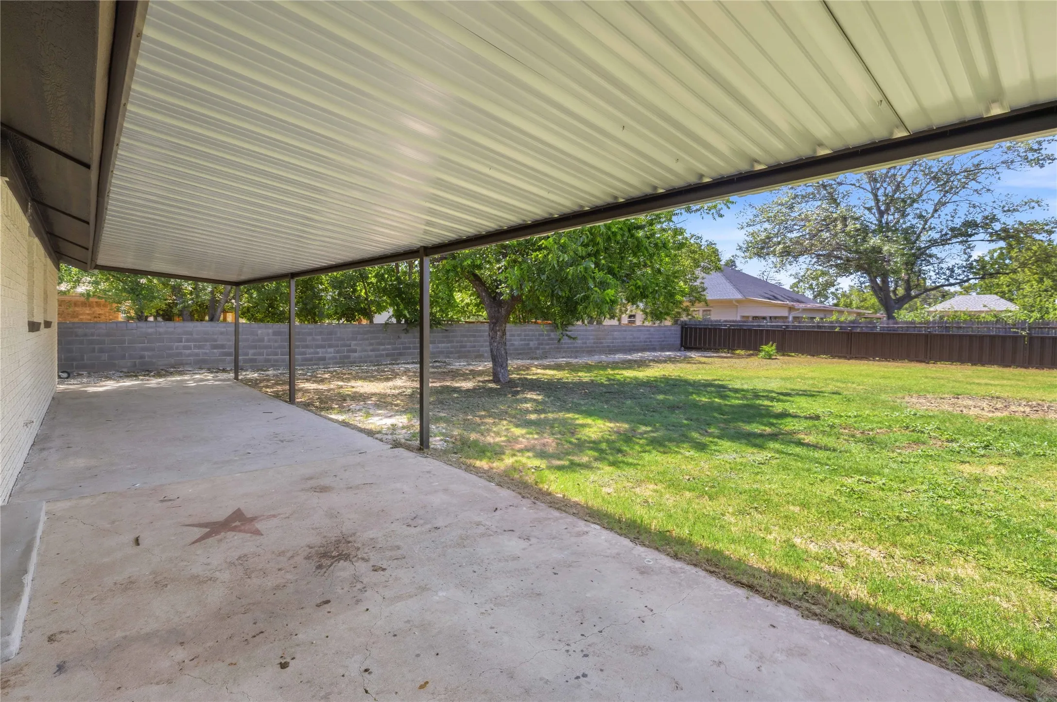 Single Family Residence For Sale in Coleman County , 809 W Liveoak Street, Coleman, Texas 76834, 3 Bedroom, 2 Bathroom, Garage spaces, 2,076 Sqft, built in 0, mls#21328201, Real Estate Agent in Coleman, Homes For Sale in Coleman county, Homes For Sale in Coleman, Realtor in Coleman Texas, Real Estate Brokerage Independent Realty Texas, Luminita Cordes Realtor