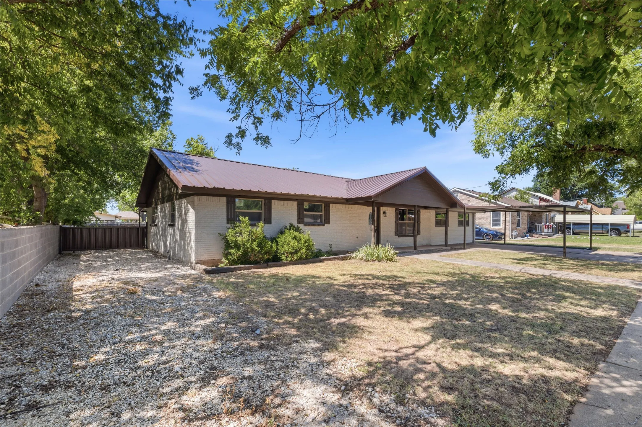Single Family Residence For Sale in Coleman County , 809 W Liveoak Street, Coleman, Texas 76834, 3 Bedroom, 2 Bathroom, Garage spaces, 2,076 Sqft, built in 0, mls#21328201, Real Estate Agent in Coleman, Homes For Sale in Coleman county, Homes For Sale in Coleman, Realtor in Coleman Texas, Real Estate Brokerage Independent Realty Texas, Luminita Cordes Realtor
