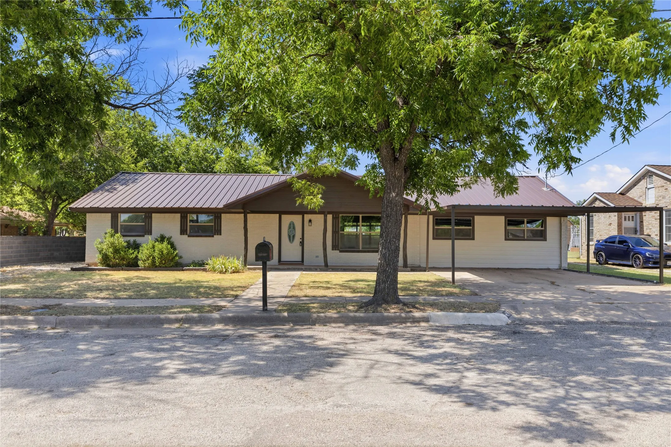 Single Family Residence For Sale in Coleman County , 809 W Liveoak Street, Coleman, Texas 76834, 3 Bedroom, 2 Bathroom, Garage spaces, 2,076 Sqft, built in 0, mls#21328201, Real Estate Agent in Coleman, Homes For Sale in Coleman county, Homes For Sale in Coleman, Realtor in Coleman Texas, Real Estate Brokerage Independent Realty Texas, Luminita Cordes Realtor