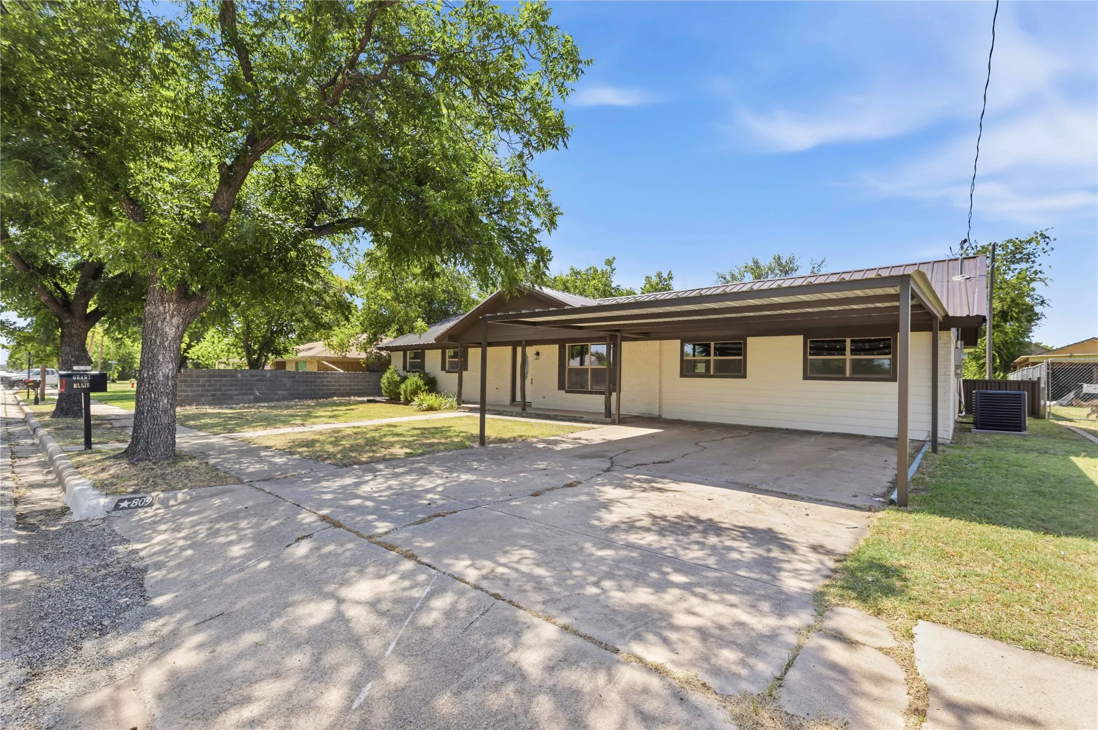 Single Family Residence For Sale in Coleman County , 809 W Liveoak Street, Coleman, Texas 76834, 3 Bedroom, 2 Bathroom, Garage spaces, 2,076 Sqft, built in 0, mls#21328201, Real Estate Agent in Coleman, Homes For Sale in Coleman county, Homes For Sale in Coleman, Realtor in Coleman Texas, Real Estate Brokerage Independent Realty Texas, Luminita Cordes Realtor