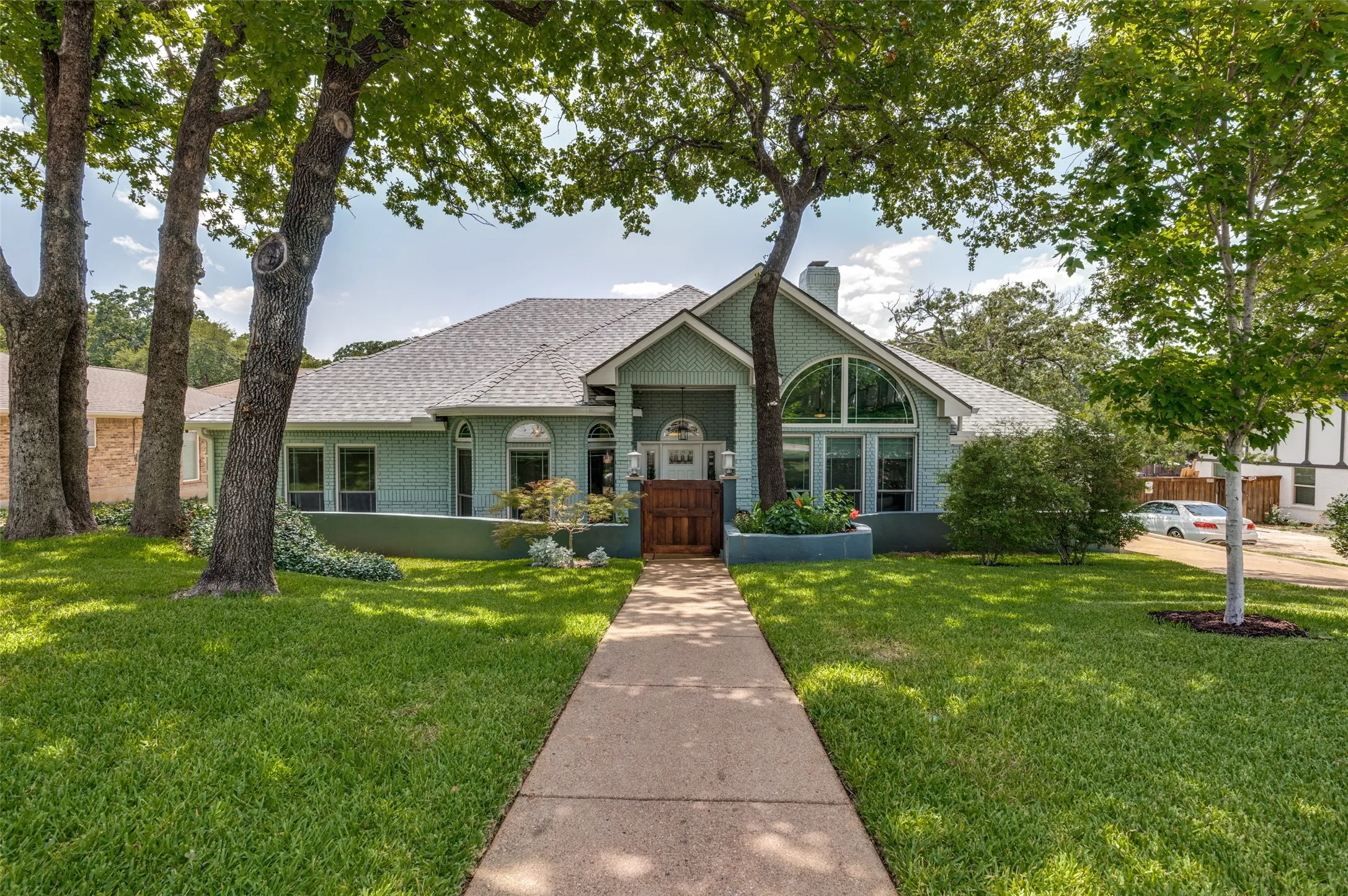 Single Family Residence For Sale in Tarrant County , 2708 Monarch Drive, Arlington, Texas 76006, 3 Bedroom, 3 Bathroom, 4 Garage spaces, 3,005 Sqft, built in 1986, mls#21328219, Real Estate Agent in Arlington, Homes For Sale in Tarrant county, Homes For Sale in Arlington, Realtor in Arlington Texas, Real Estate Brokerage Independent Realty Texas, Luminita Cordes Realtor