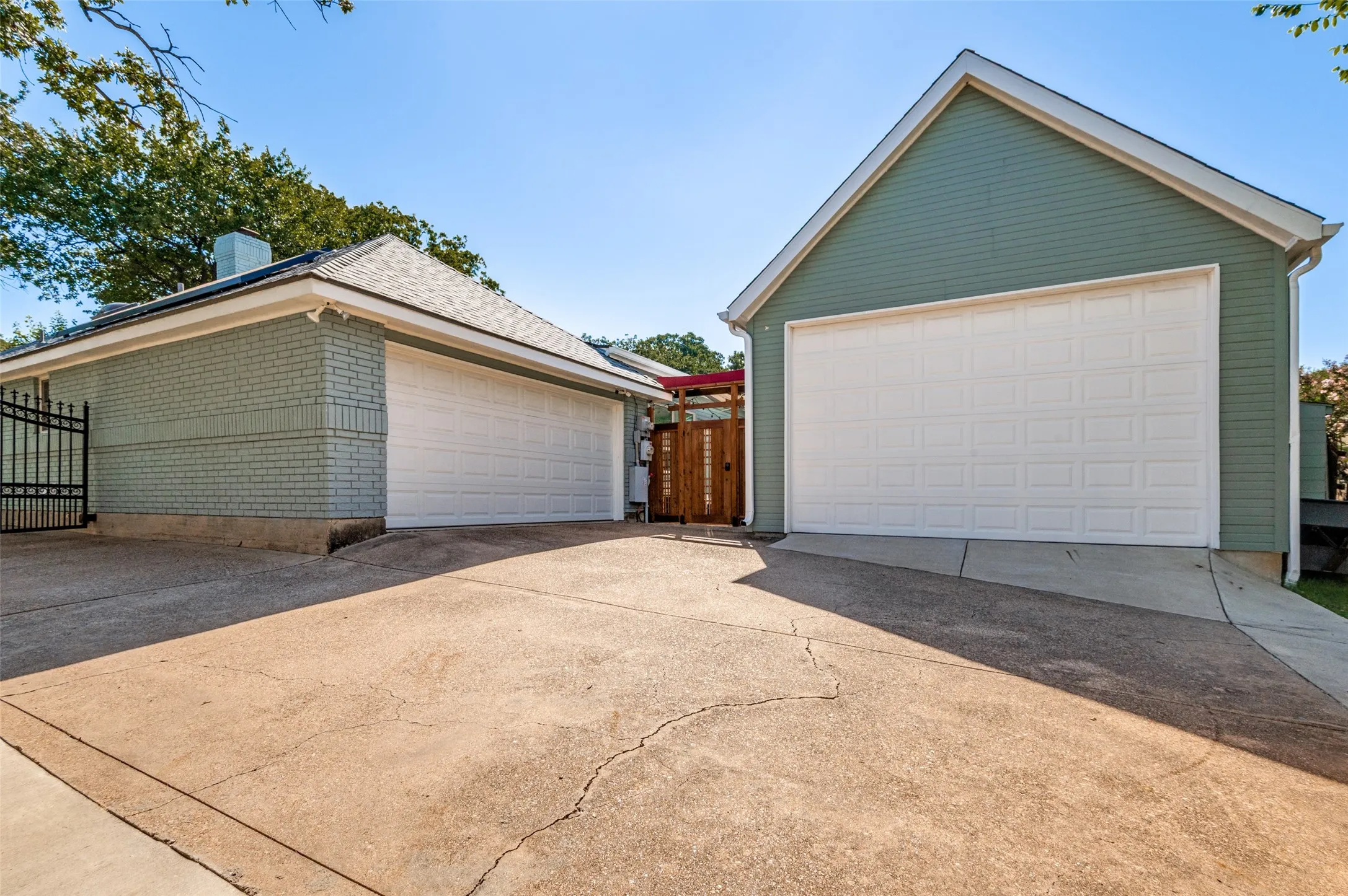 Single Family Residence For Sale in Tarrant County , 2708 Monarch Drive, Arlington, Texas 76006, 3 Bedroom, 3 Bathroom, 4 Garage spaces, 3,005 Sqft, built in 1986, mls#21328219, Real Estate Agent in Arlington, Homes For Sale in Tarrant county, Homes For Sale in Arlington, Realtor in Arlington Texas, Real Estate Brokerage Independent Realty Texas, Luminita Cordes Realtor