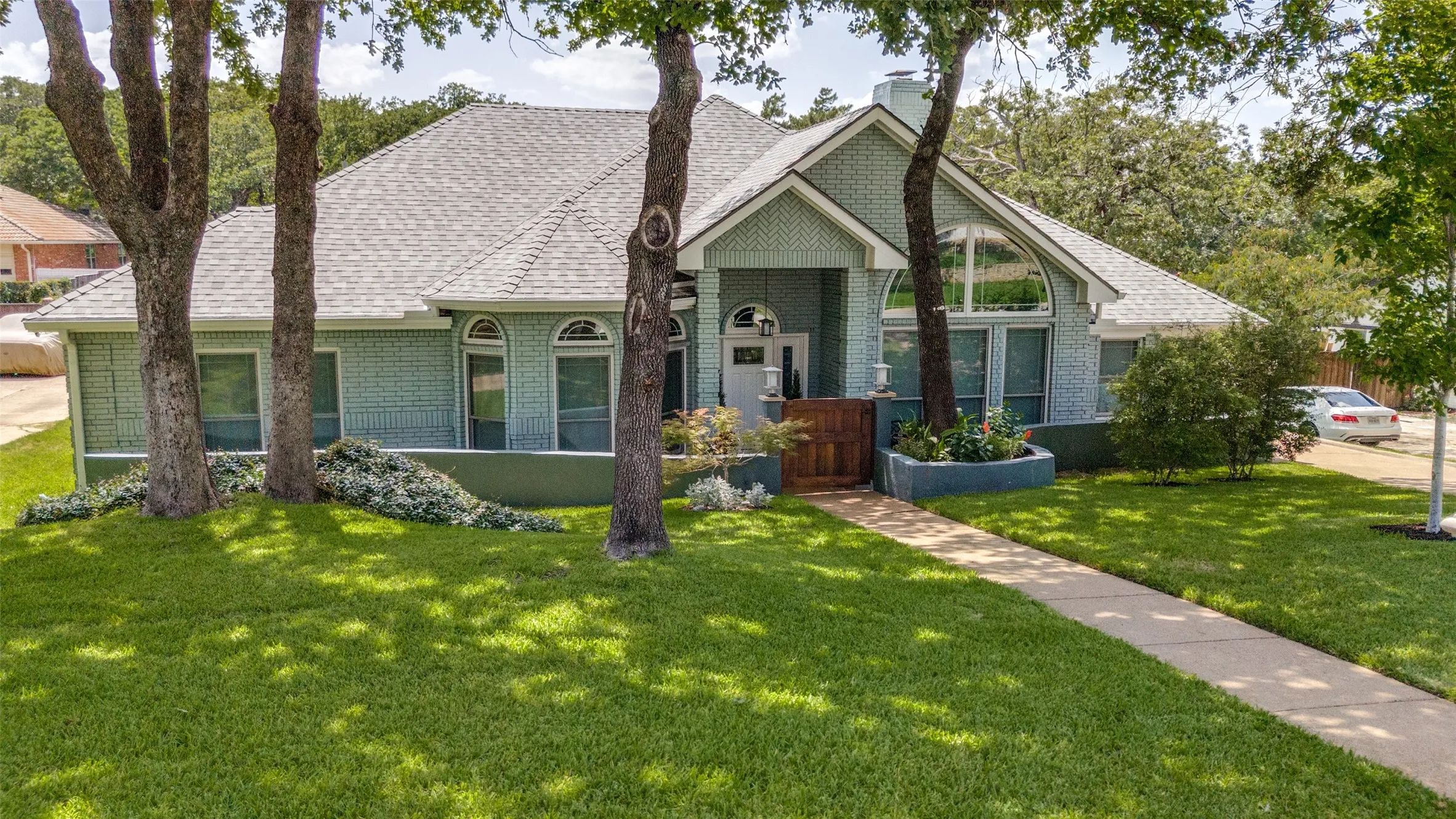 Single Family Residence For Sale in Tarrant County , 2708 Monarch Drive, Arlington, Texas 76006, 3 Bedroom, 3 Bathroom, 4 Garage spaces, 3,005 Sqft, built in 1986, mls#21328219, Real Estate Agent in Arlington, Homes For Sale in Tarrant county, Homes For Sale in Arlington, Realtor in Arlington Texas, Real Estate Brokerage Independent Realty Texas, Luminita Cordes Realtor