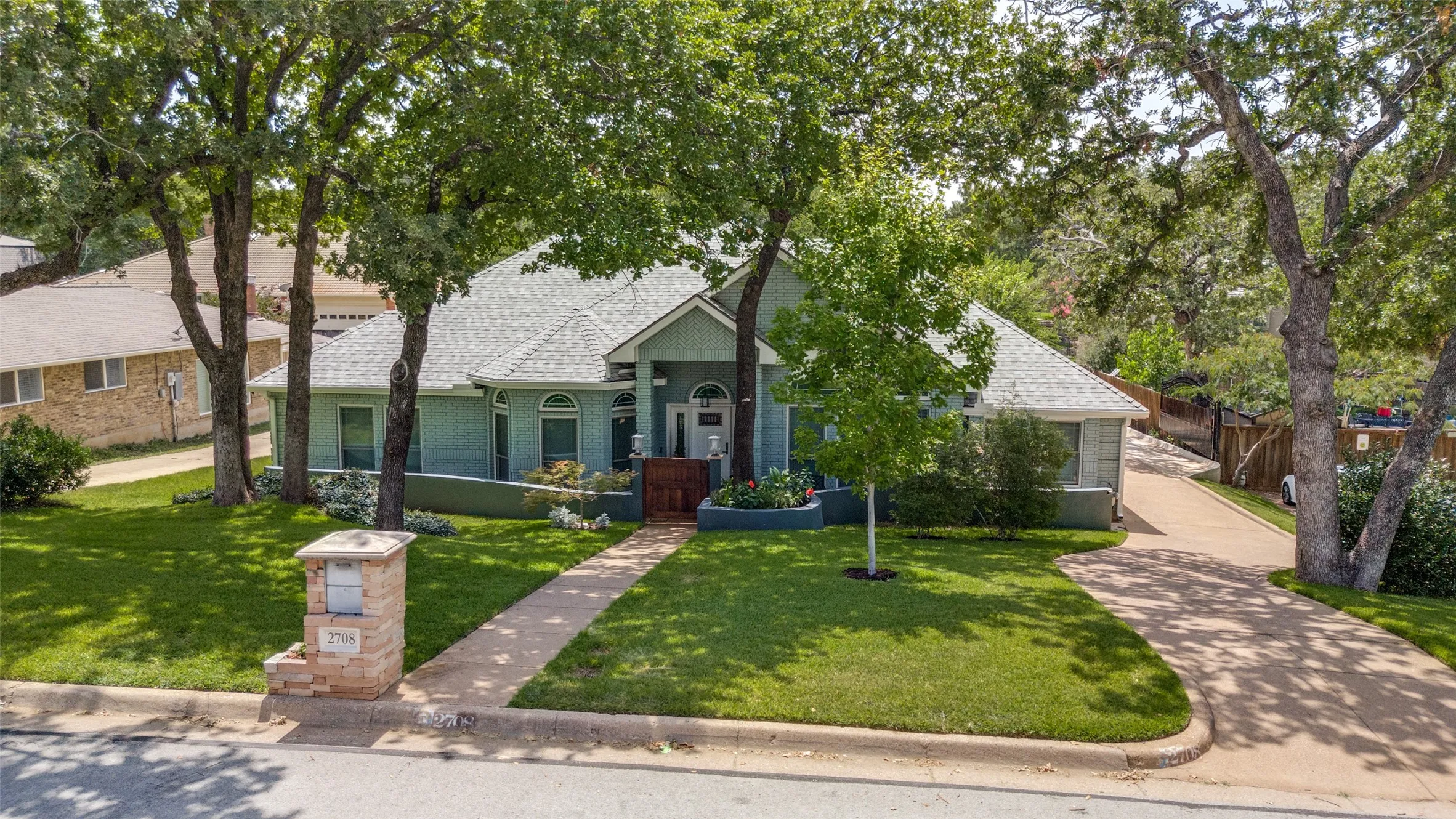 Single Family Residence For Sale in Tarrant County , 2708 Monarch Drive, Arlington, Texas 76006, 3 Bedroom, 3 Bathroom, 4 Garage spaces, 3,005 Sqft, built in 1986, mls#21328219, Real Estate Agent in Arlington, Homes For Sale in Tarrant county, Homes For Sale in Arlington, Realtor in Arlington Texas, Real Estate Brokerage Independent Realty Texas, Luminita Cordes Realtor