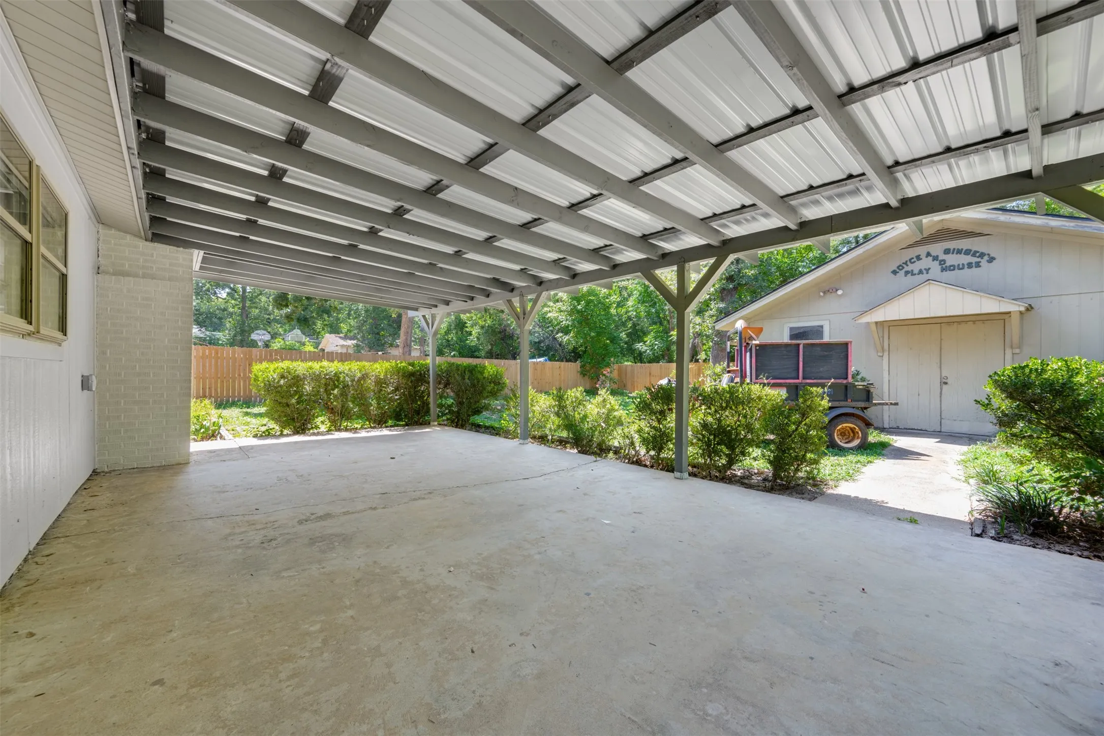 Huge Back Patio for Entertaing