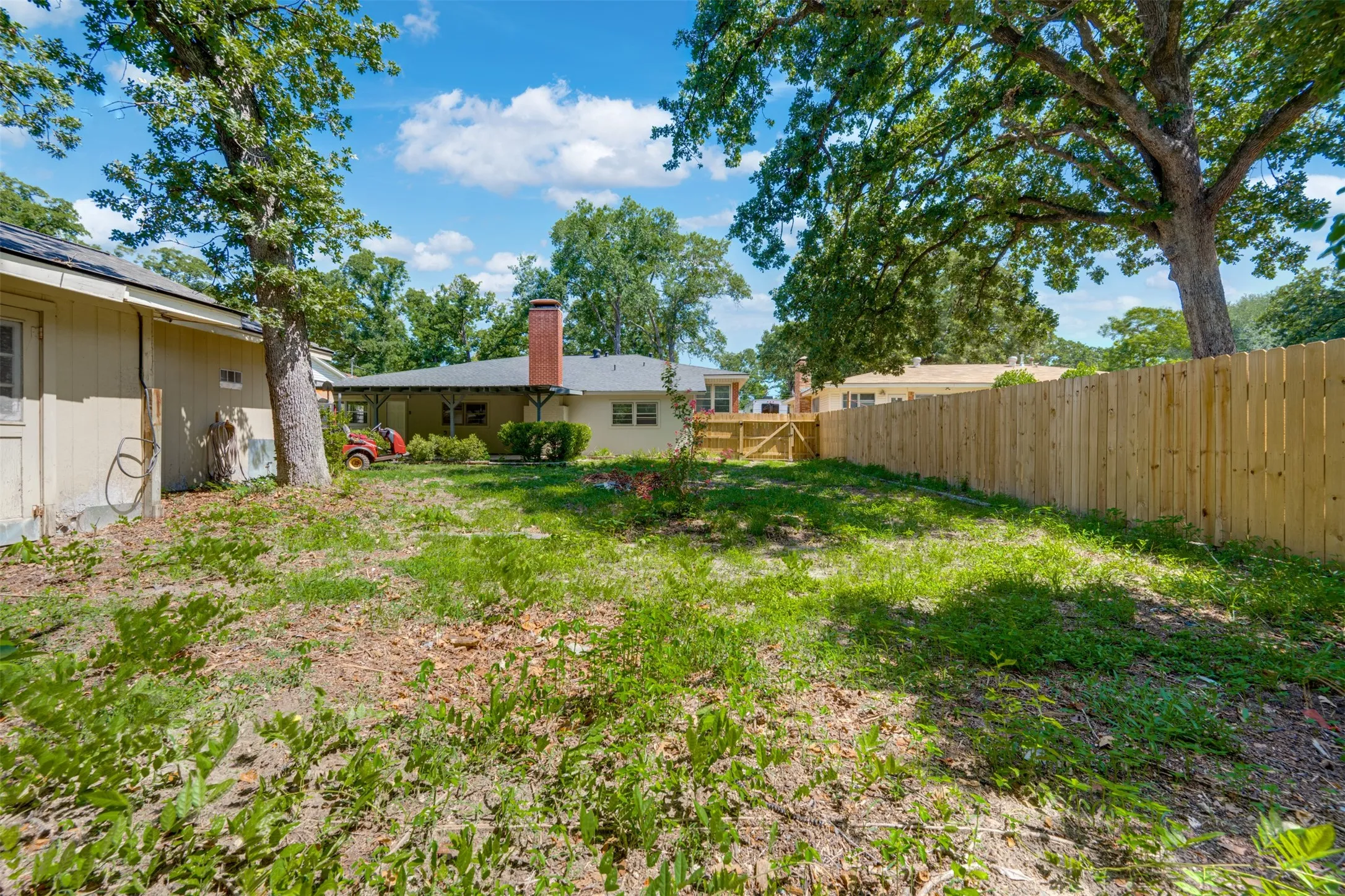 Single Family Residence For Sale in Smith County , 3424 Martha Street, Tyler, Texas 75702, 3 Bedroom, 2 Bathroom, Garage spaces, 2,311 Sqft, built in 1957, mls#21325516, Real Estate Agent in Tyler, Homes For Sale in Smith county, Homes For Sale in Tyler, Realtor in Tyler Texas, Real Estate Brokerage Independent Realty Texas, Luminita Cordes Realtor