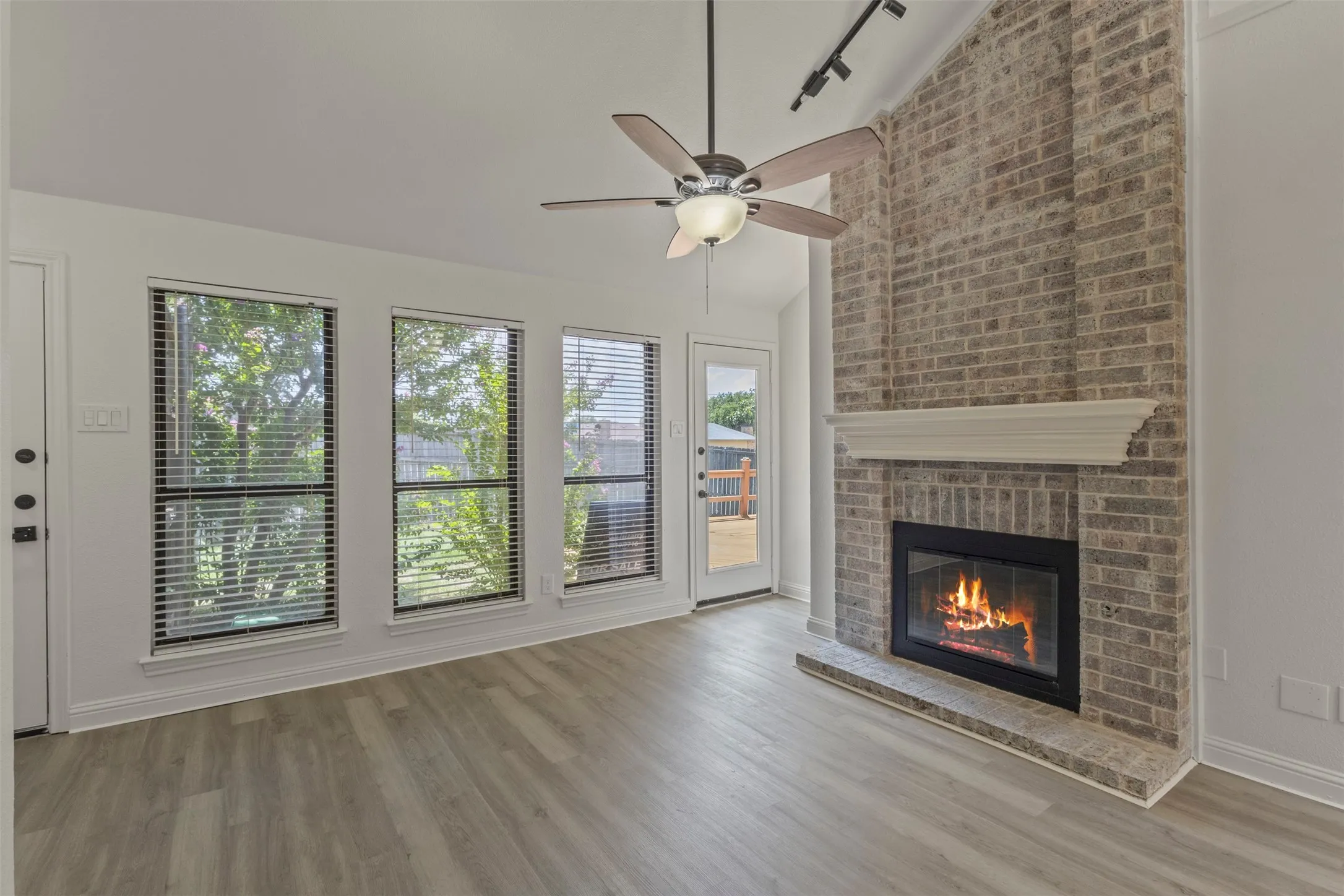 Single Family Residence For Sale in Denton County , 3701 Clover Hill Lane, Carrollton, Texas 75007, 2 Bedroom, 2 Bathroom, 2 Garage spaces, 1,271 Sqft, built in 1982, mls#21323207, Real Estate Agent in Carrollton, Homes For Sale in Denton county, Homes For Sale in Carrollton, Realtor in Carrollton Texas, Real Estate Brokerage Independent Realty Texas, Luminita Cordes Realtor